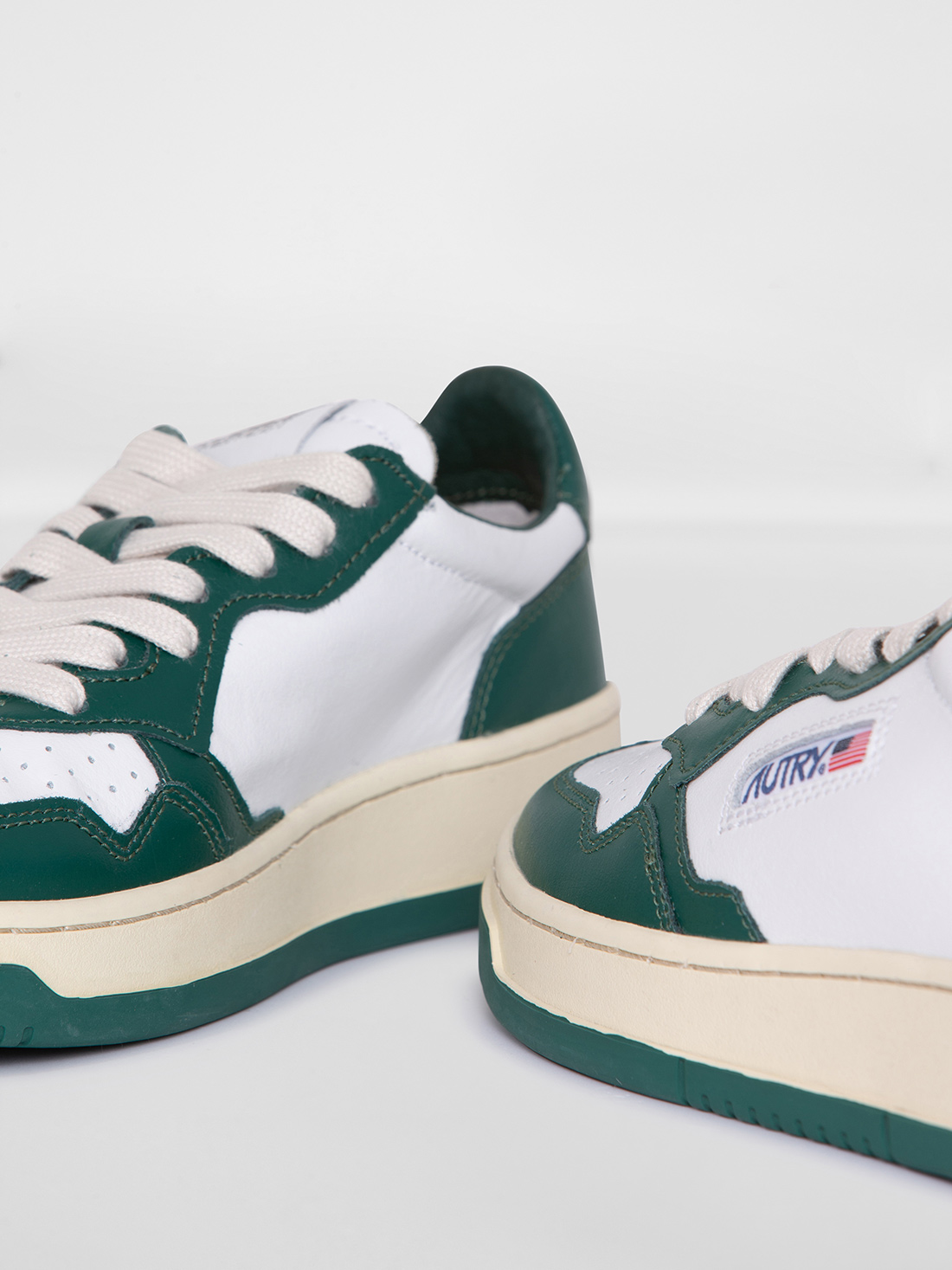 Detailansicht von Sneaker aus Leder von AUTRY