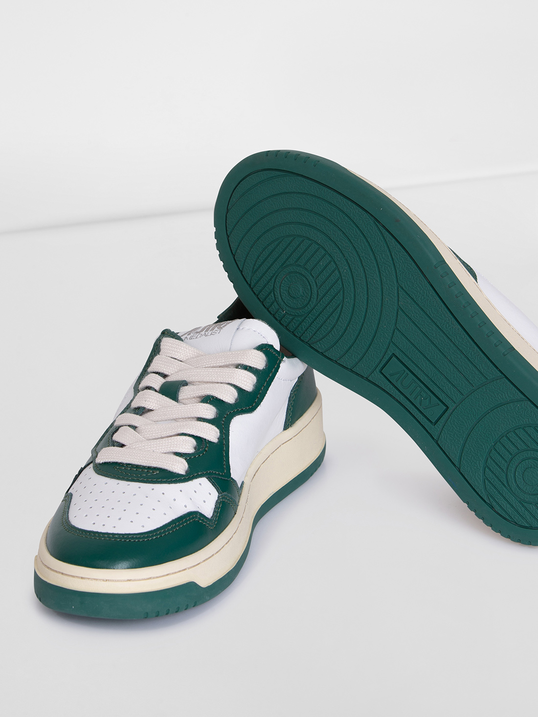 Detailansicht von Sneaker aus Leder von AUTRY