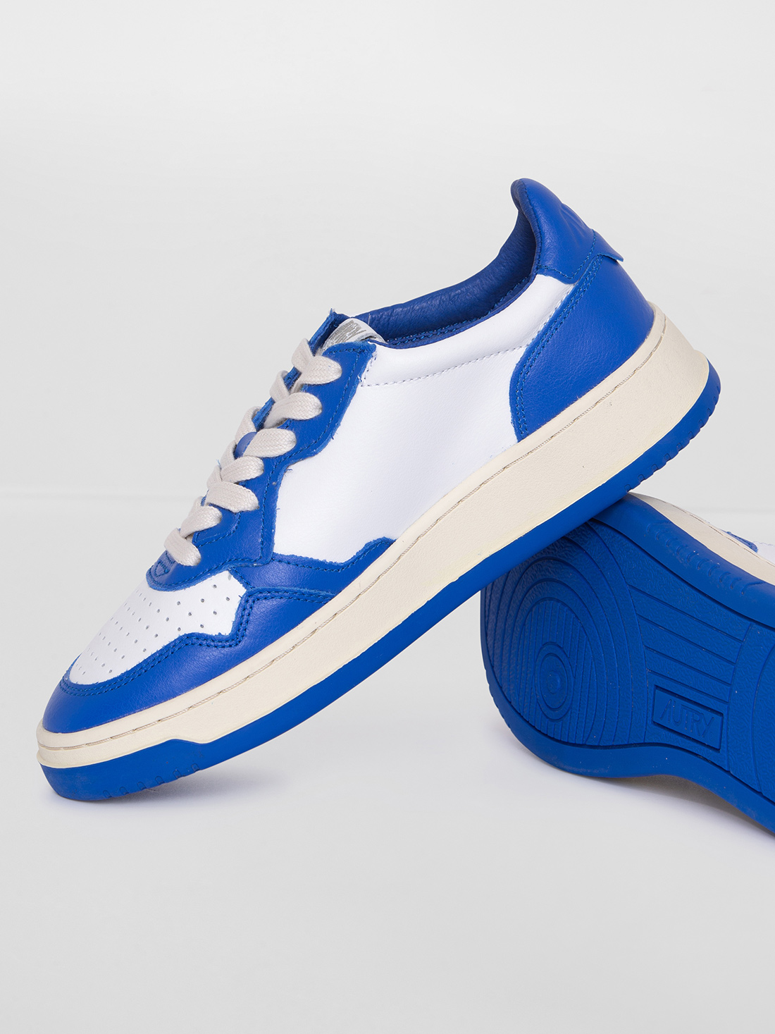 Detailansicht von Sneaker aus Leder von AUTRY