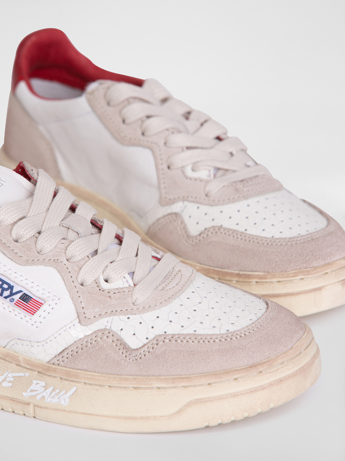 Detailansicht von Sneaker aus Leder von AUTRY