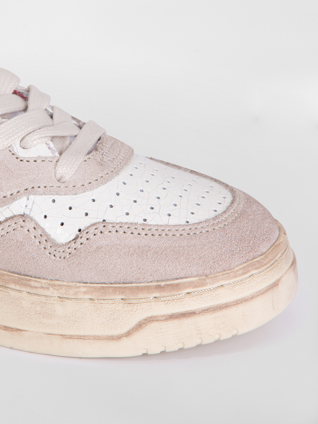 Detailansicht von Sneaker aus Leder von AUTRY