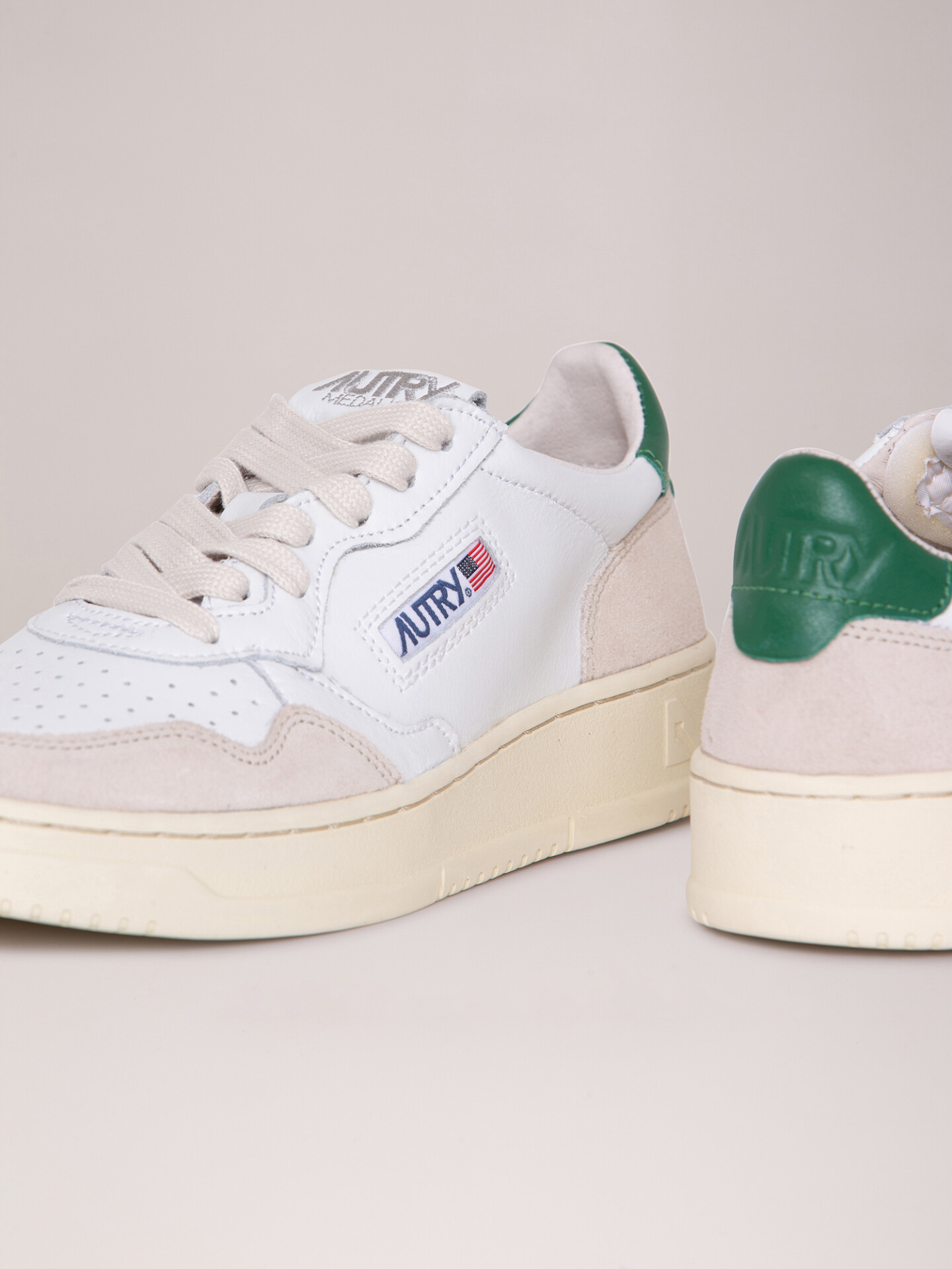 Detailansicht von Sneaker aus Leder von AUTRY