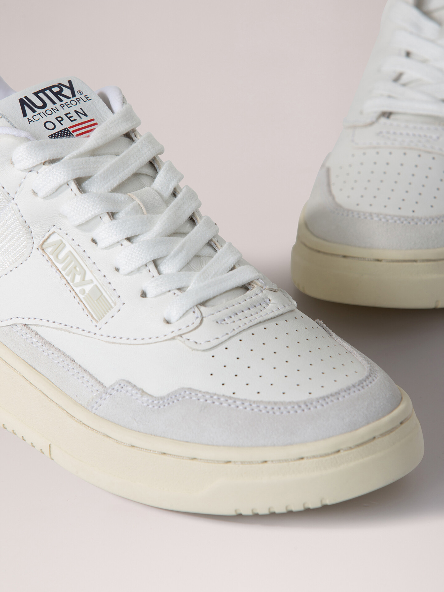 Detailansicht von Sneaker aus Leder von AUTRY