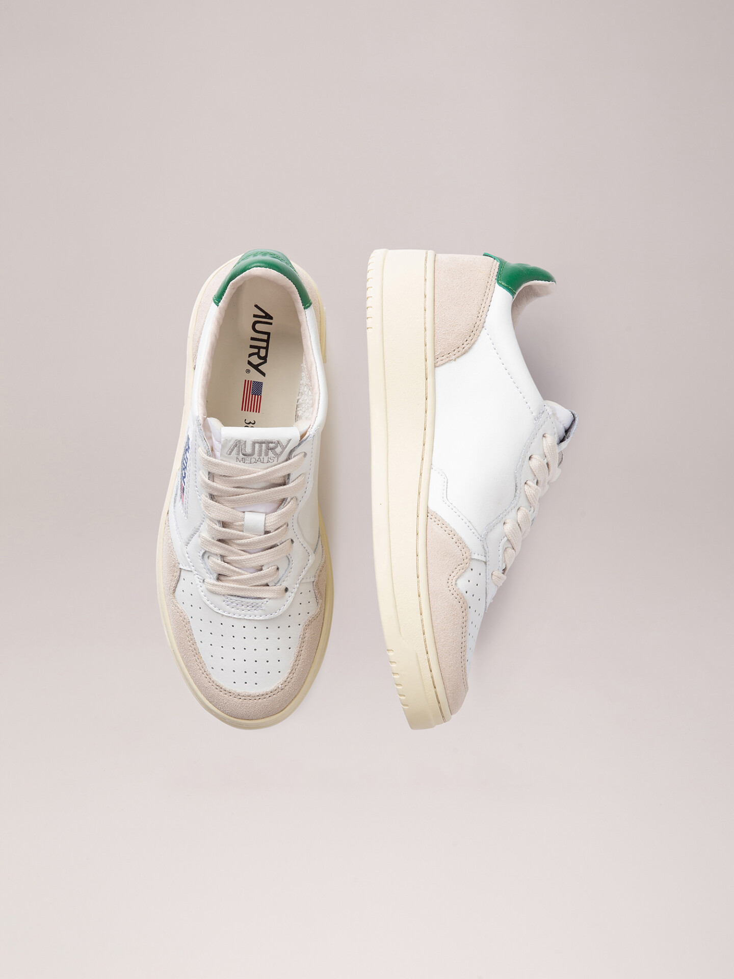 Detailansicht von Sneaker aus Leder von AUTRY