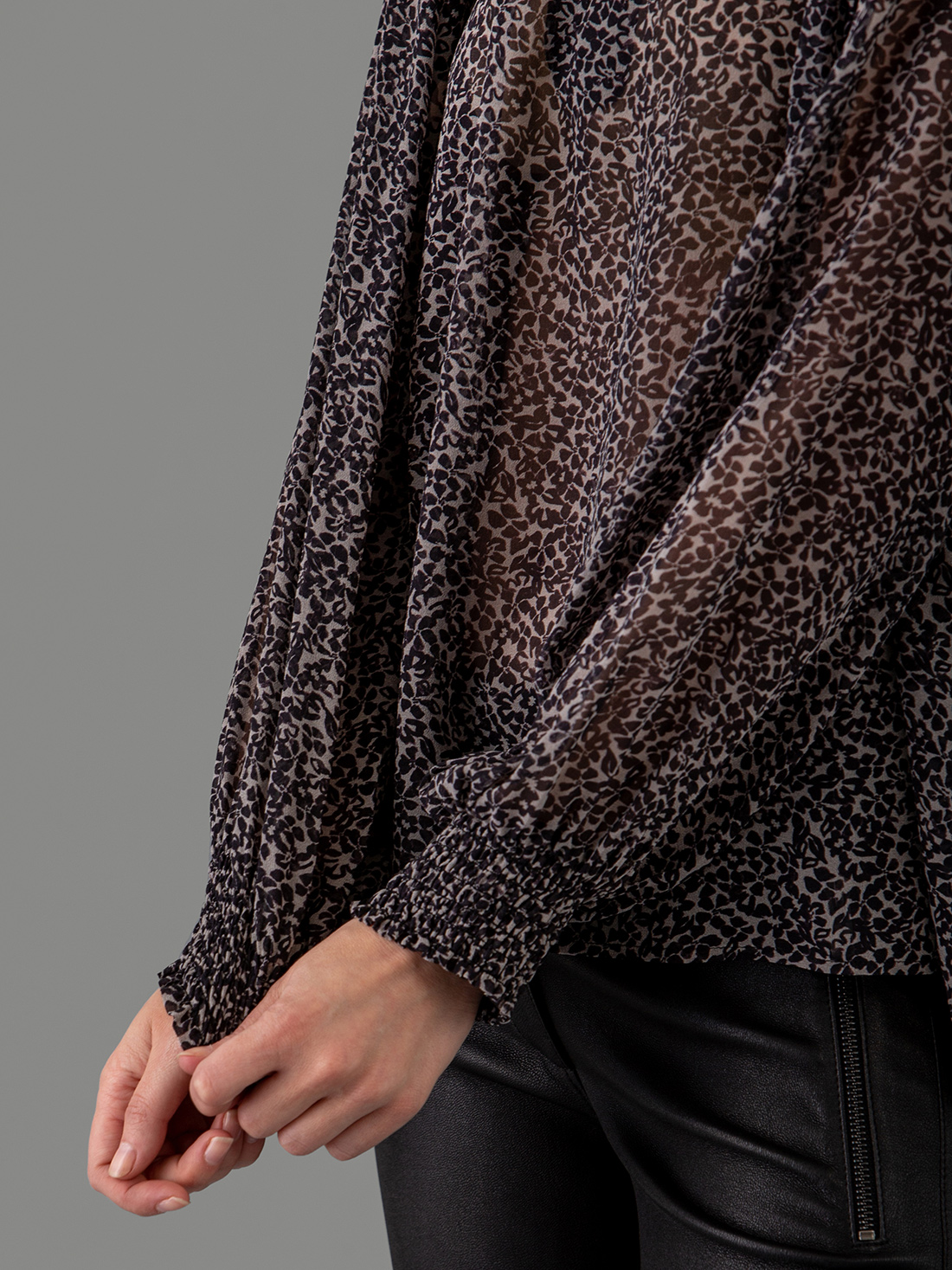 Detailansicht von Gemusterte Seidenbluse von IHEART