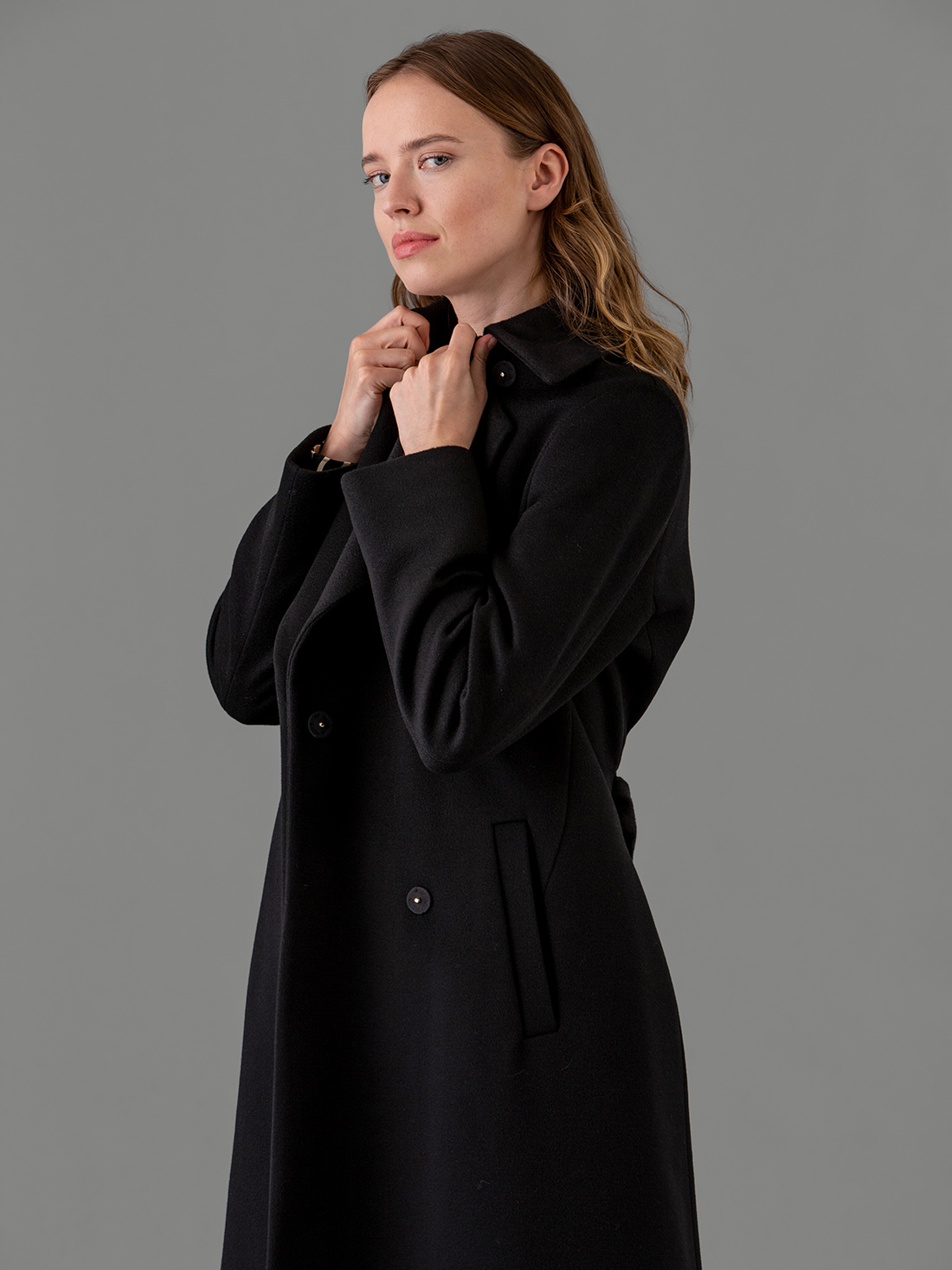 Detailansicht von Wollmantel mit Gürtel von HERNO