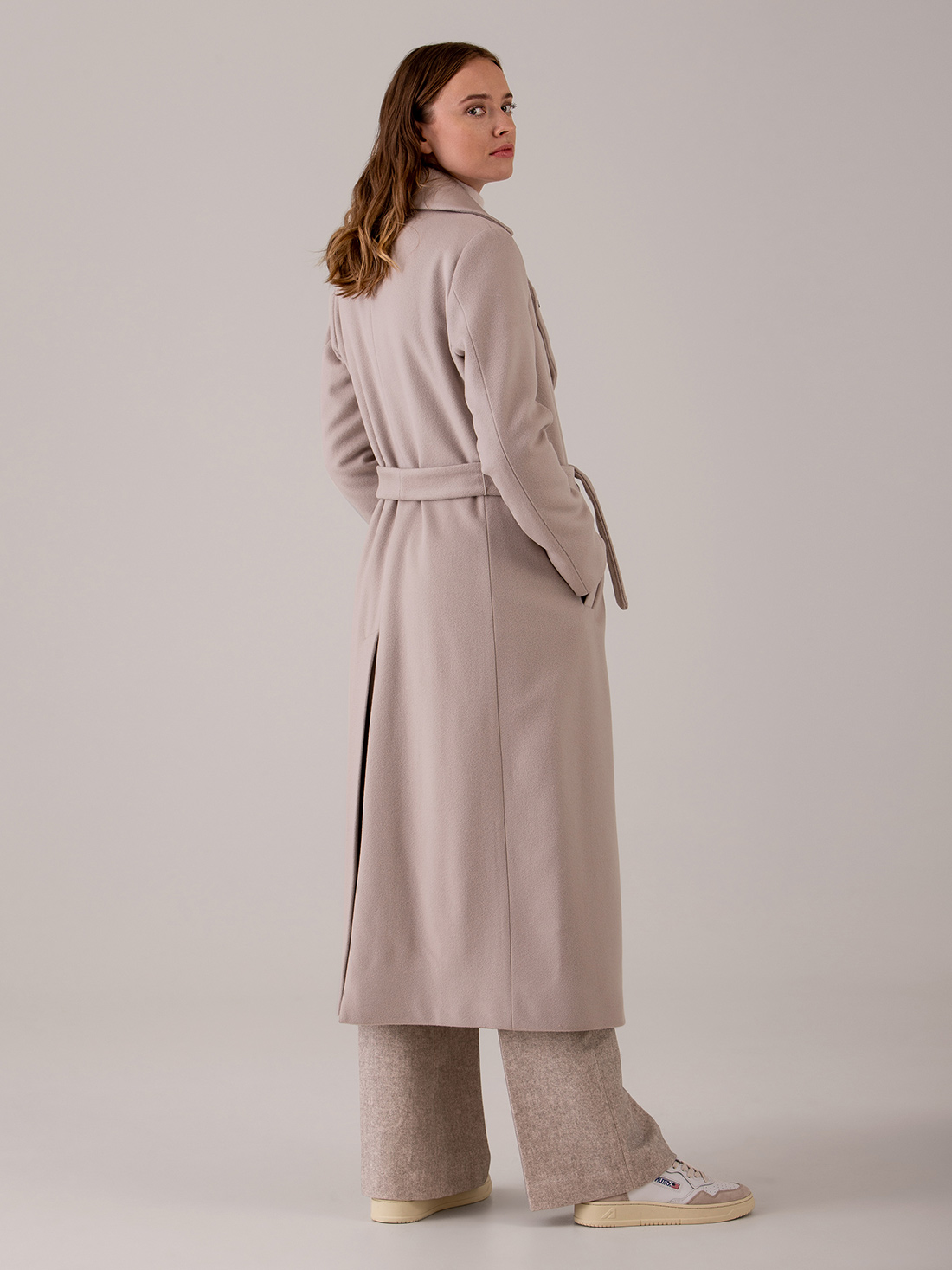 Detailansicht von Wollmantel mit Gürtel von HERNO