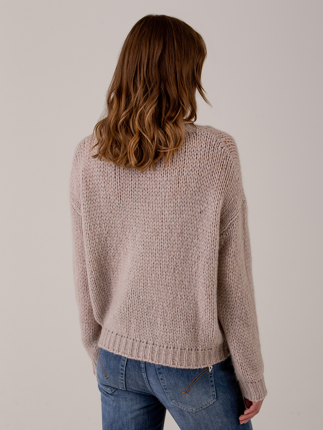 Detailansicht von Strickjacke aus Alpakawolle von ROBERTO COLLINA