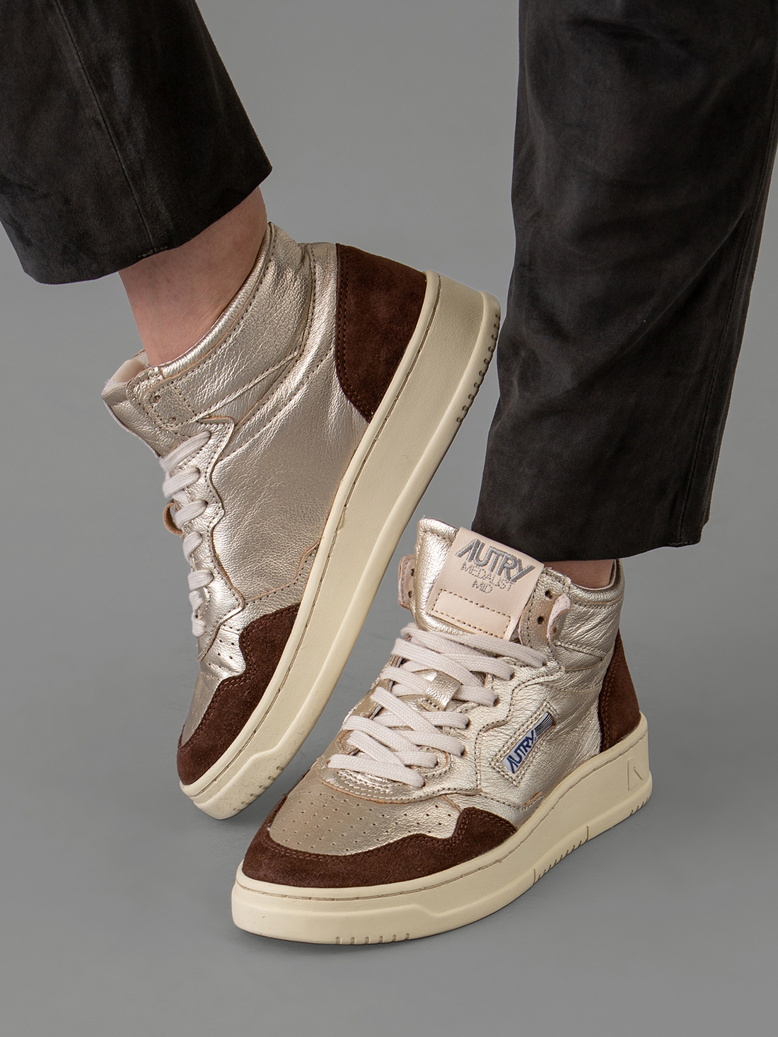 Detailansicht von Hoher Sneaker aus Leder von AUTRY