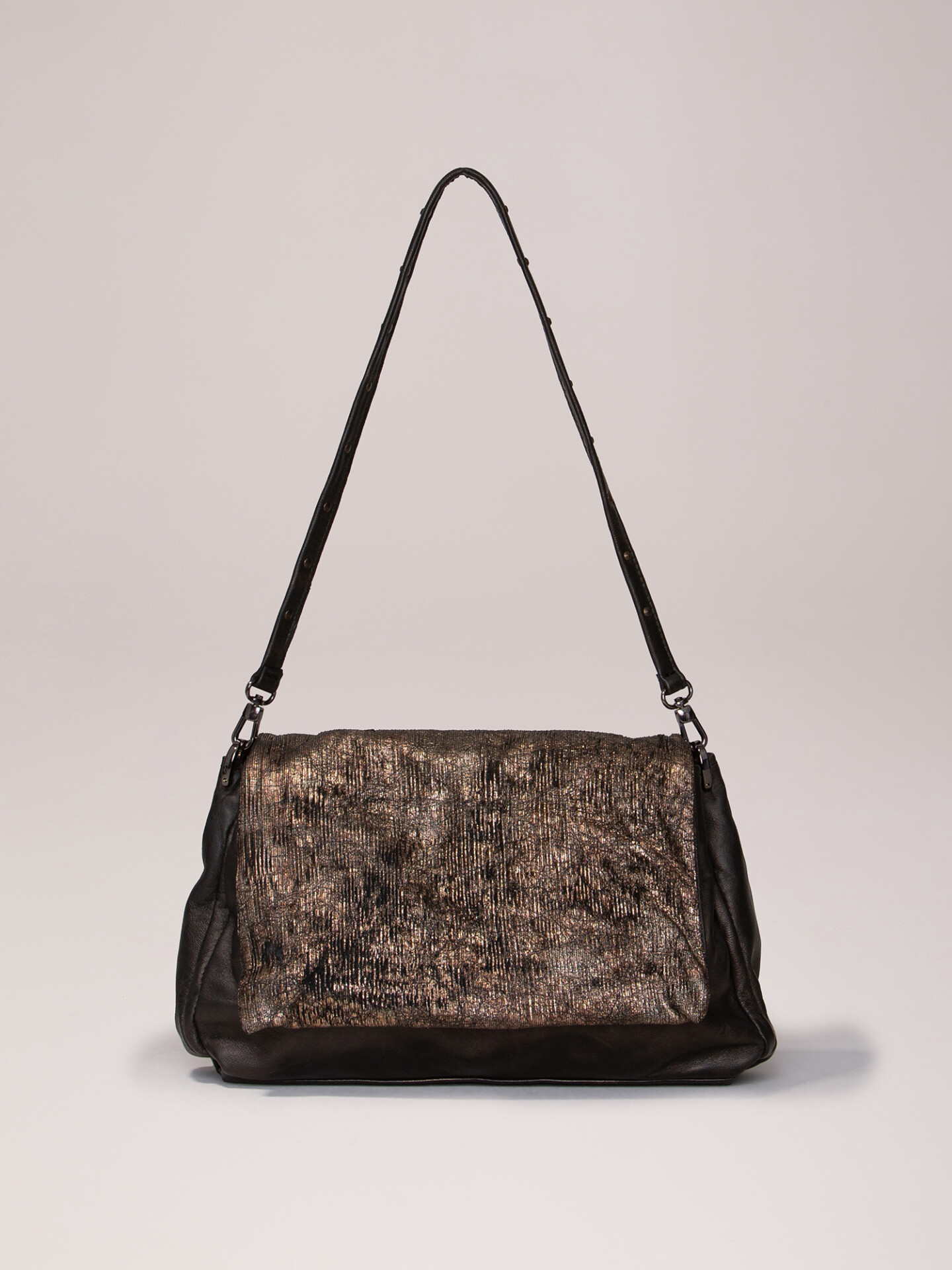 Detailansicht von Umhängetasche aus Leder von REPTILE’S HOUSE