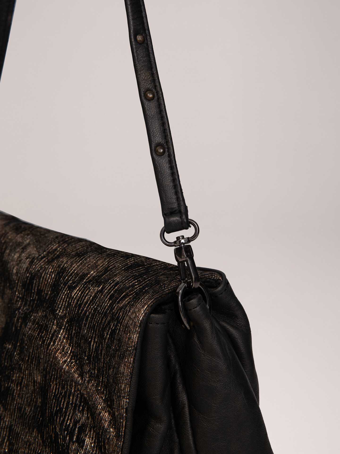 Detailansicht von Umhängetasche aus Leder von REPTILE’S HOUSE