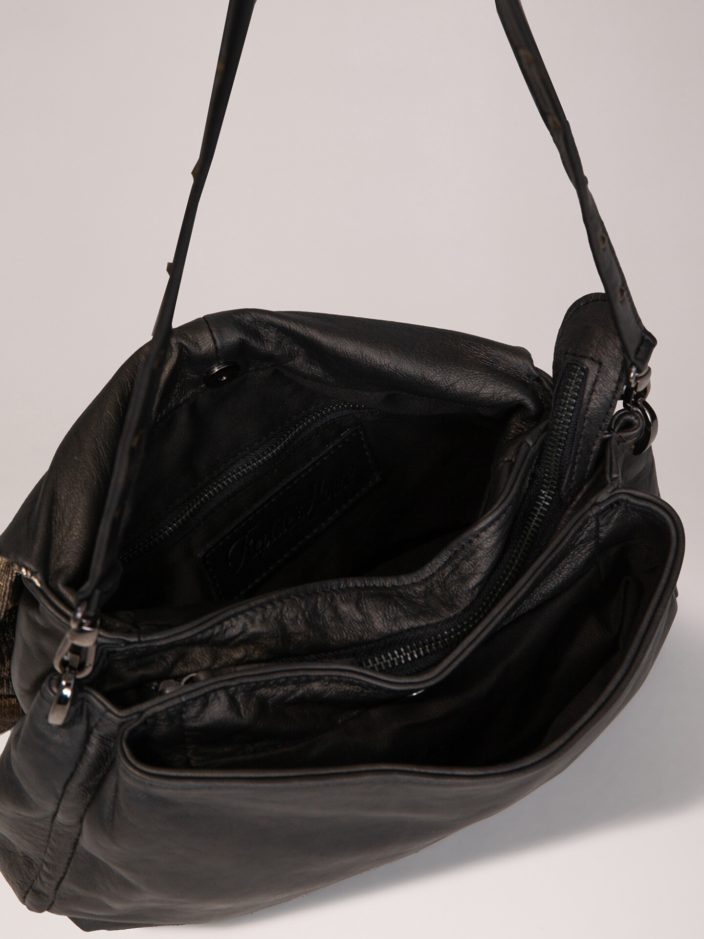 Detailansicht von Umhängetasche aus Leder von REPTILE’S HOUSE