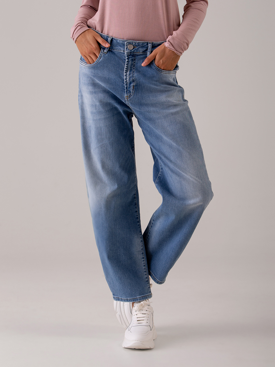 Detailansicht von O-Shape Jeans von ELIAS RUMELIS