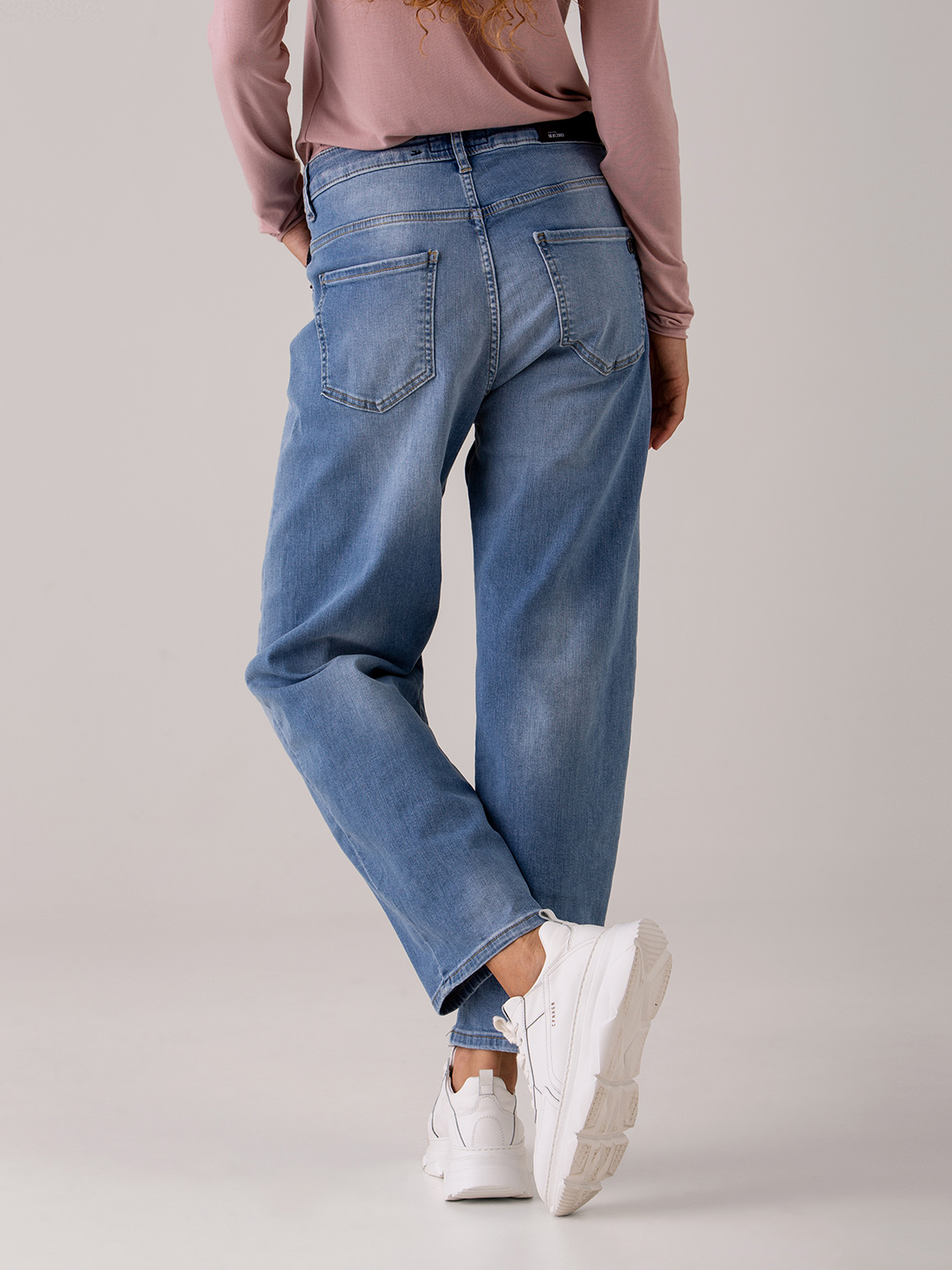 Detailansicht von O-Shape Jeans von ELIAS RUMELIS