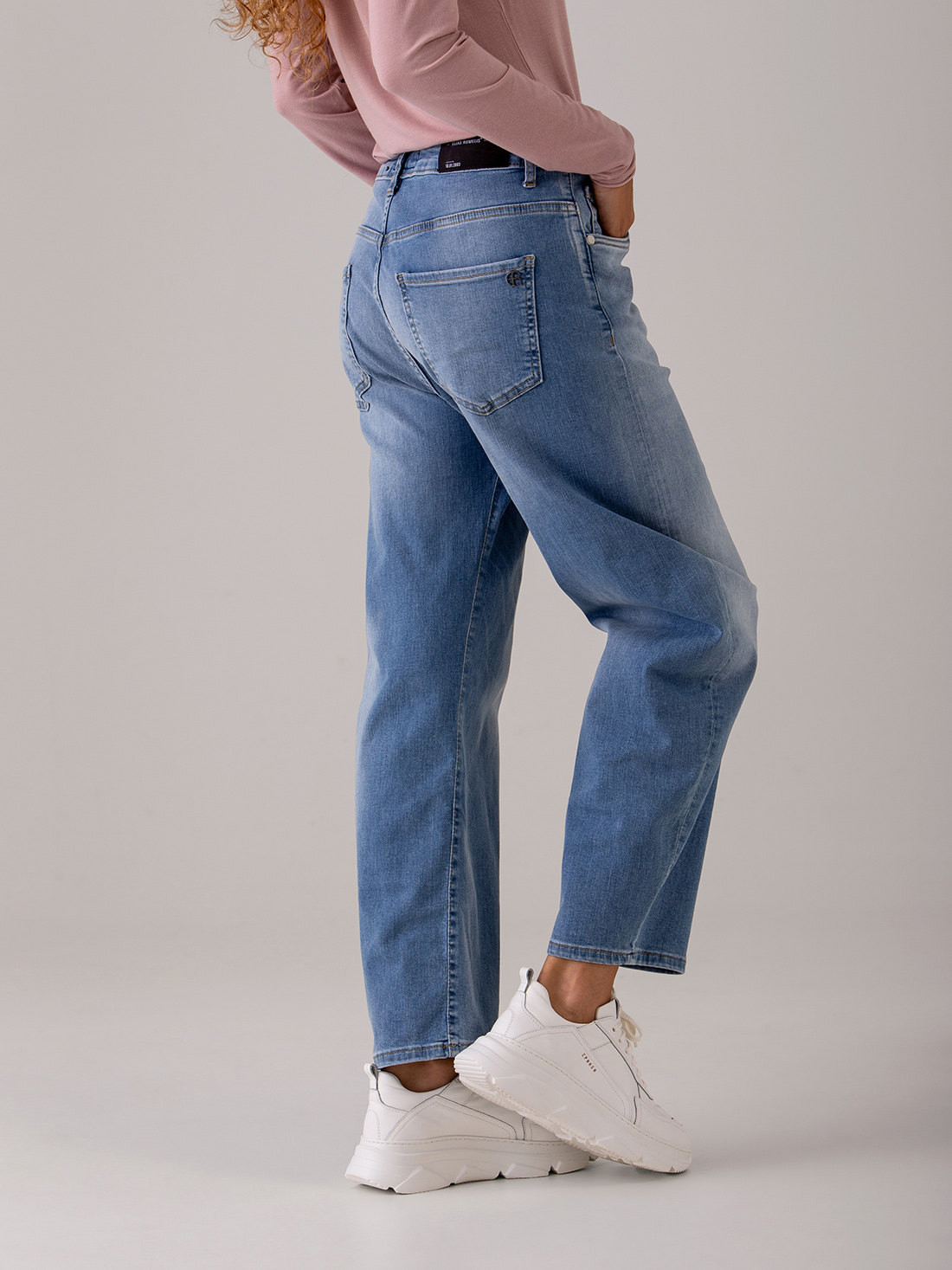 Detailansicht von O-Shape Jeans von ELIAS RUMELIS