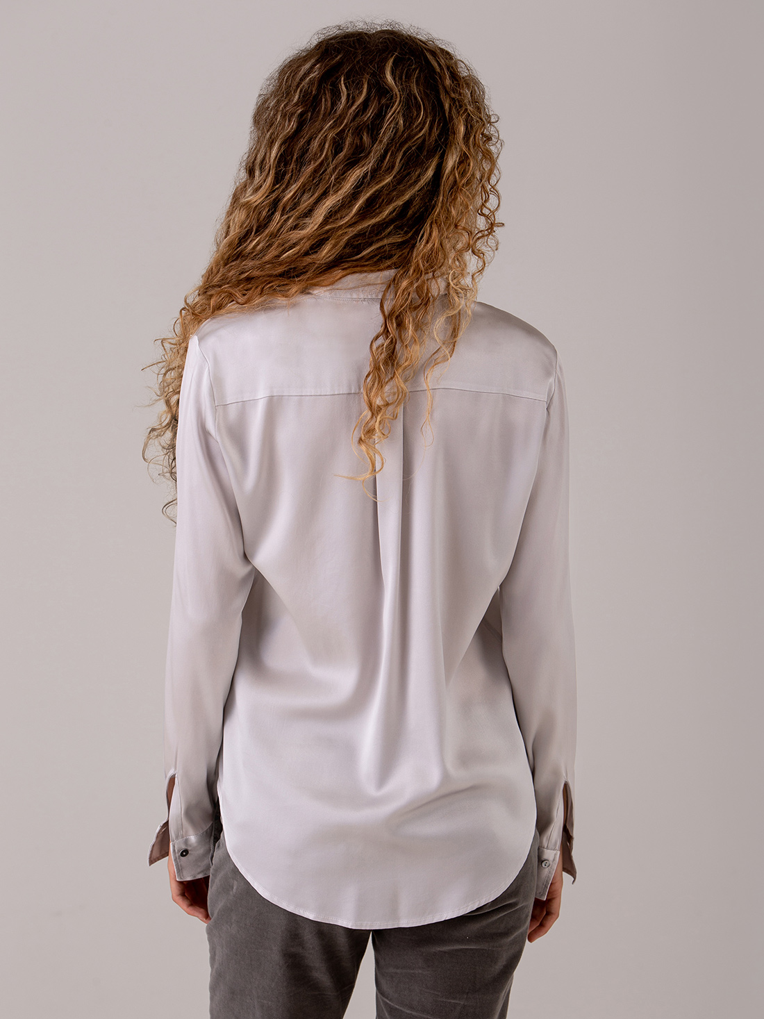 Detailansicht von Seidenbluse von HER SHIRT