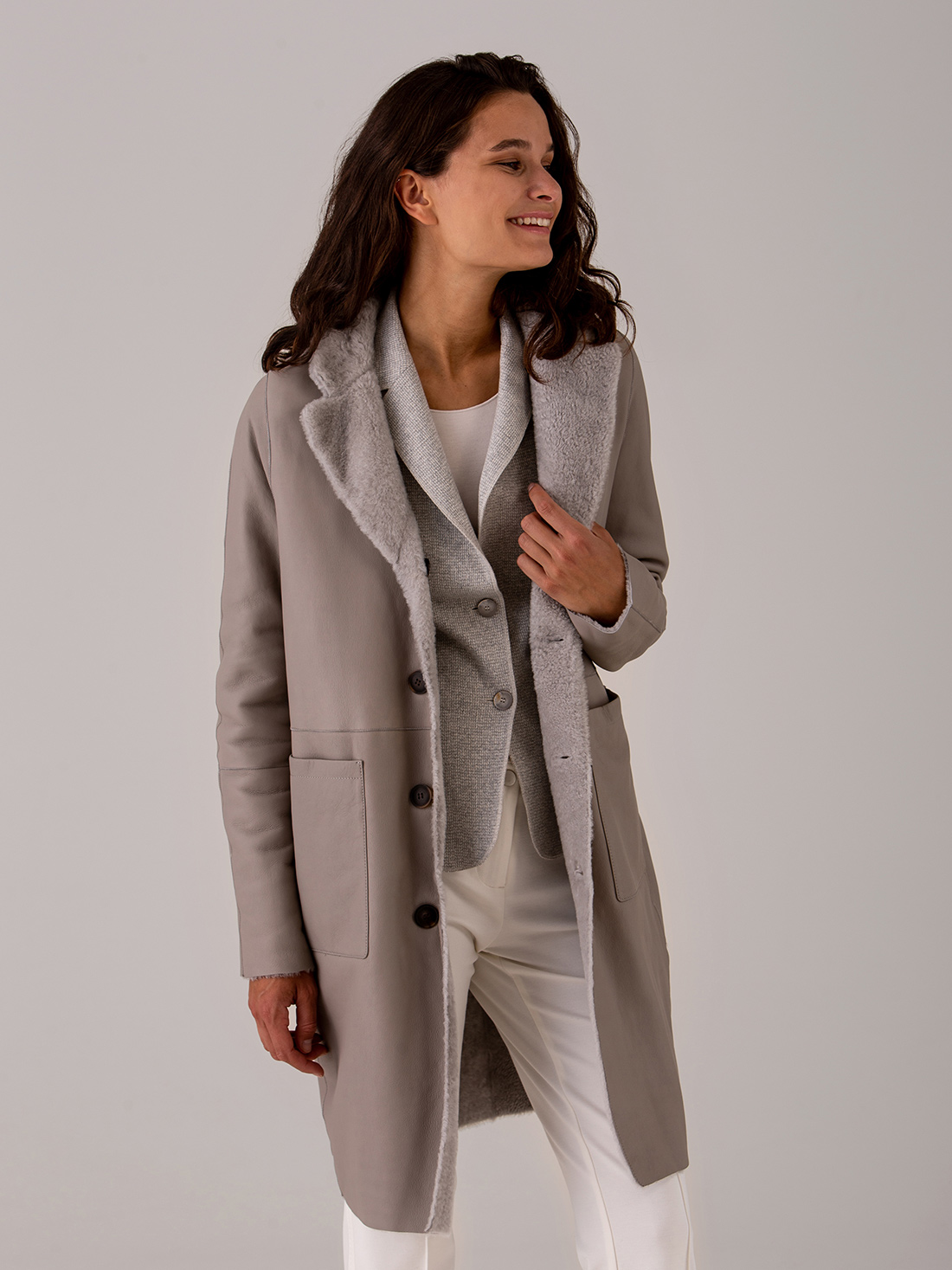 Detailansicht von Wendbarer Lammledermantel von BENEDETTA NOVI