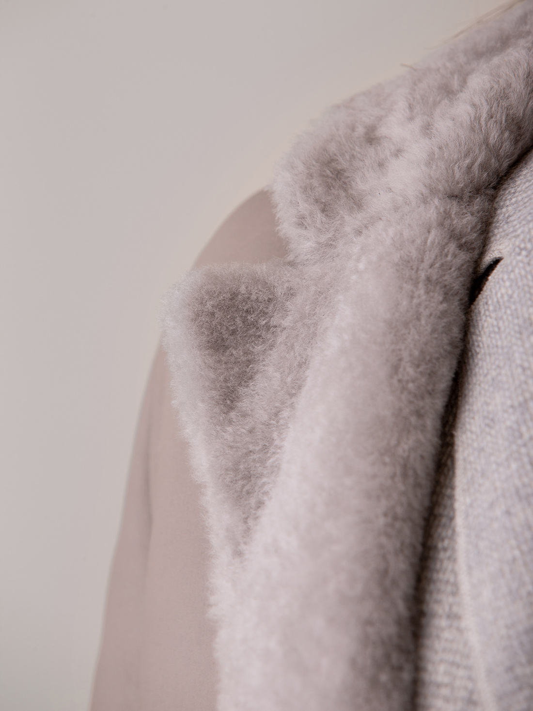 Detailansicht von Wendbarer Lammledermantel von BENEDETTA NOVI