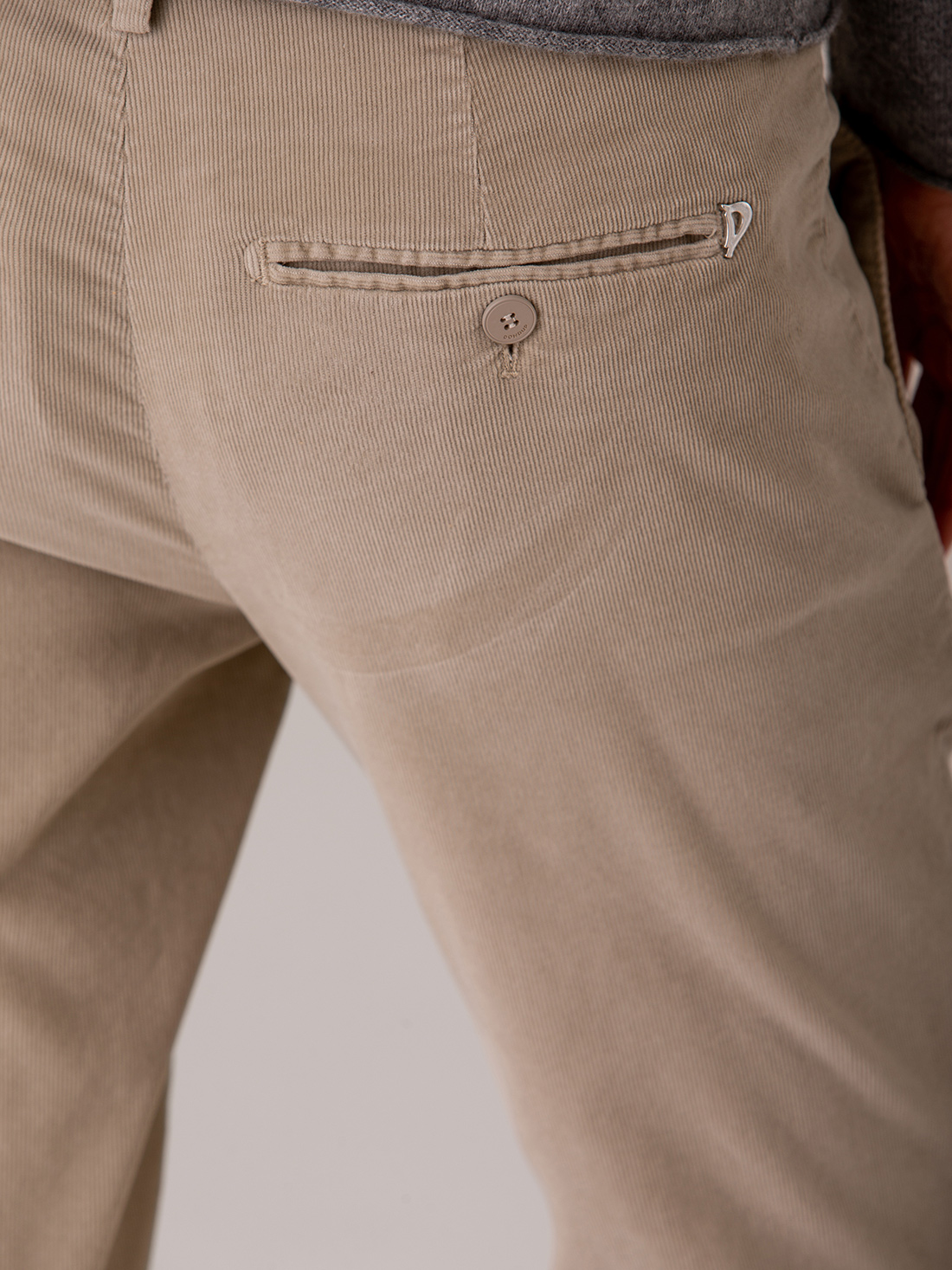 Detailansicht von Chinohose aus Cord von DONDUP