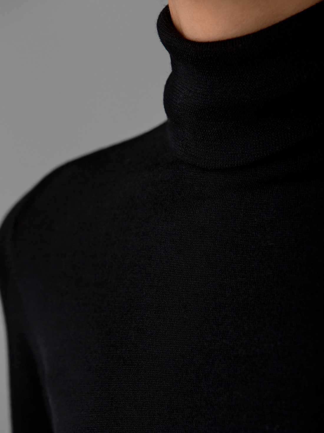 Detailansicht von Rollkragenpullover aus Merinowolle von ALLUDE