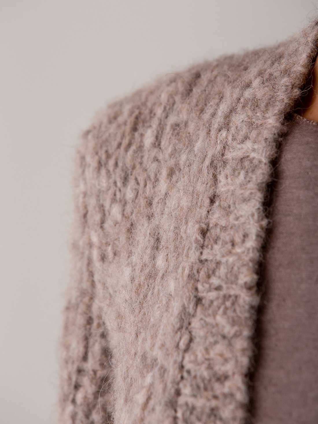 Detailansicht von Cardigan aus Alpakawolle von SIBIN LINNEBJERG