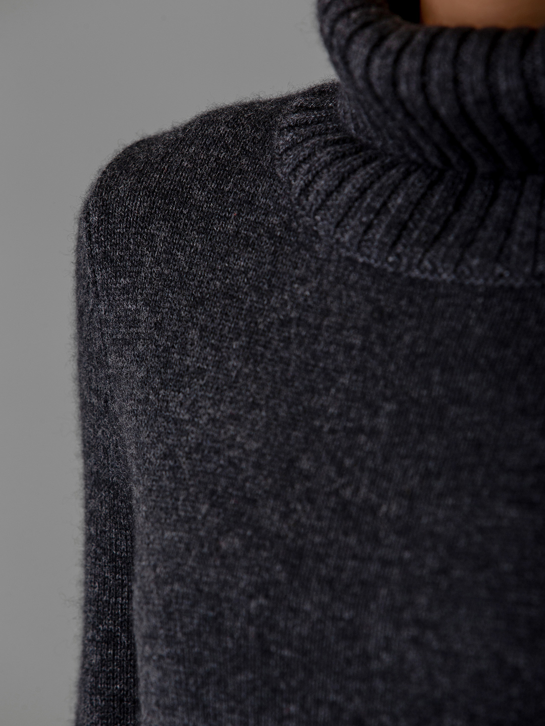 Detailansicht von Midi-Strickkleid aus Wolle von DANIELS