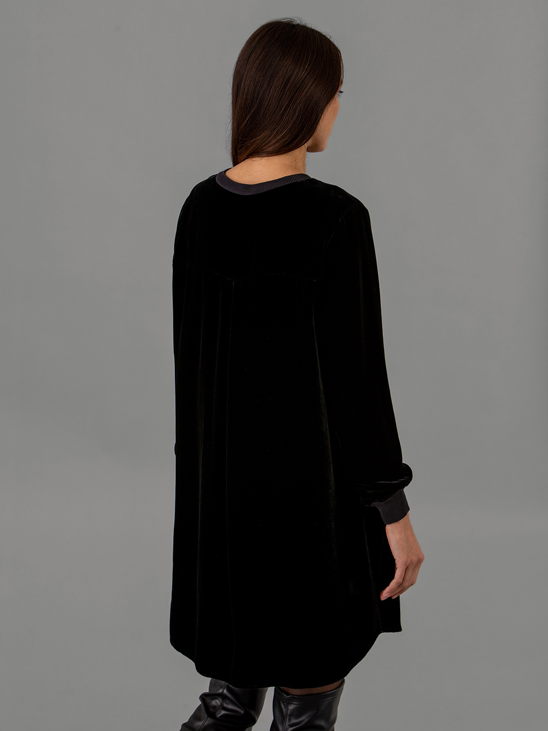 Detailansicht von Kurzes Kleid aus Samt von HER SHIRT