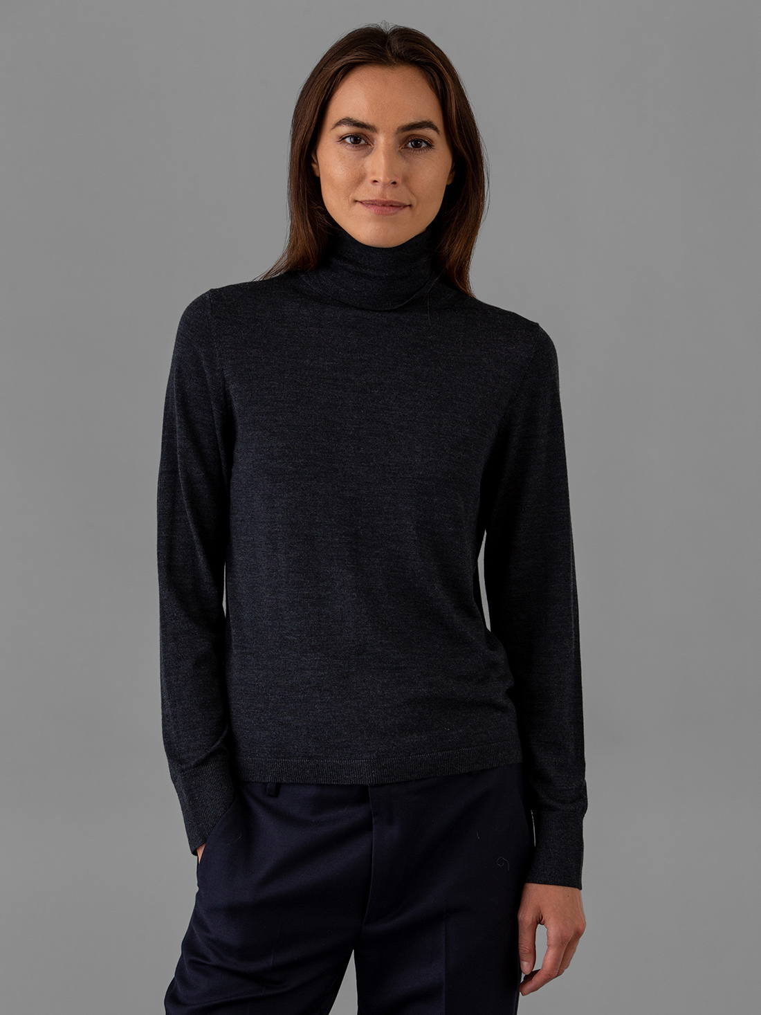 Detailansicht von Rollkragenpullover aus Merinowolle von ALLUDE