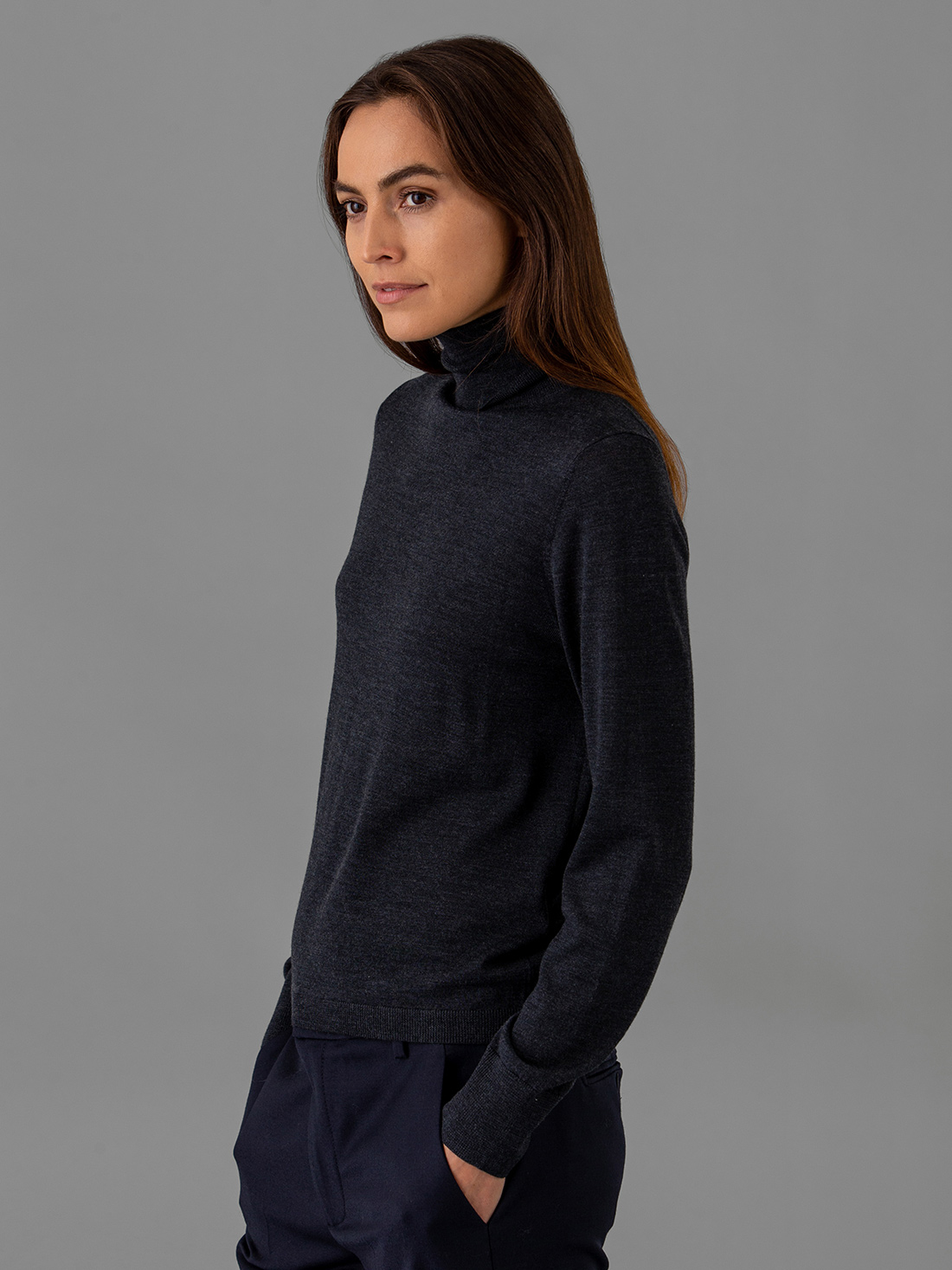 Detailansicht von Rollkragenpullover aus Merinowolle von ALLUDE