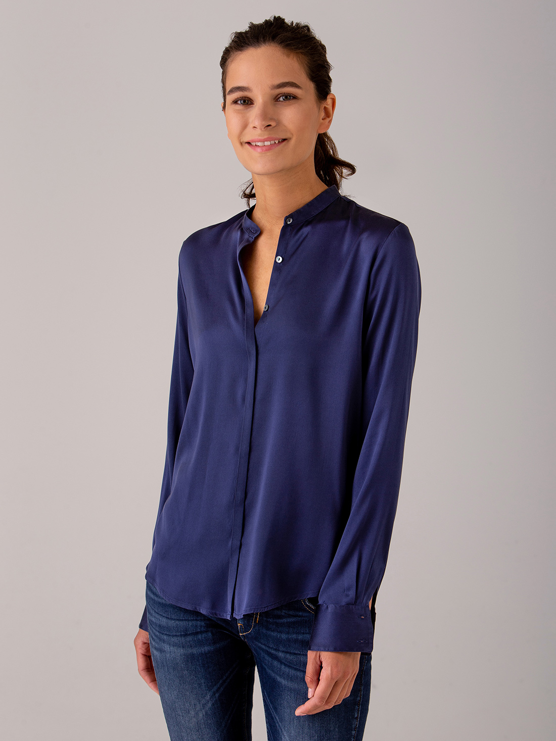 Detailansicht von Seidenbluse mit verdeckter Knopfleiste von HER SHIRT