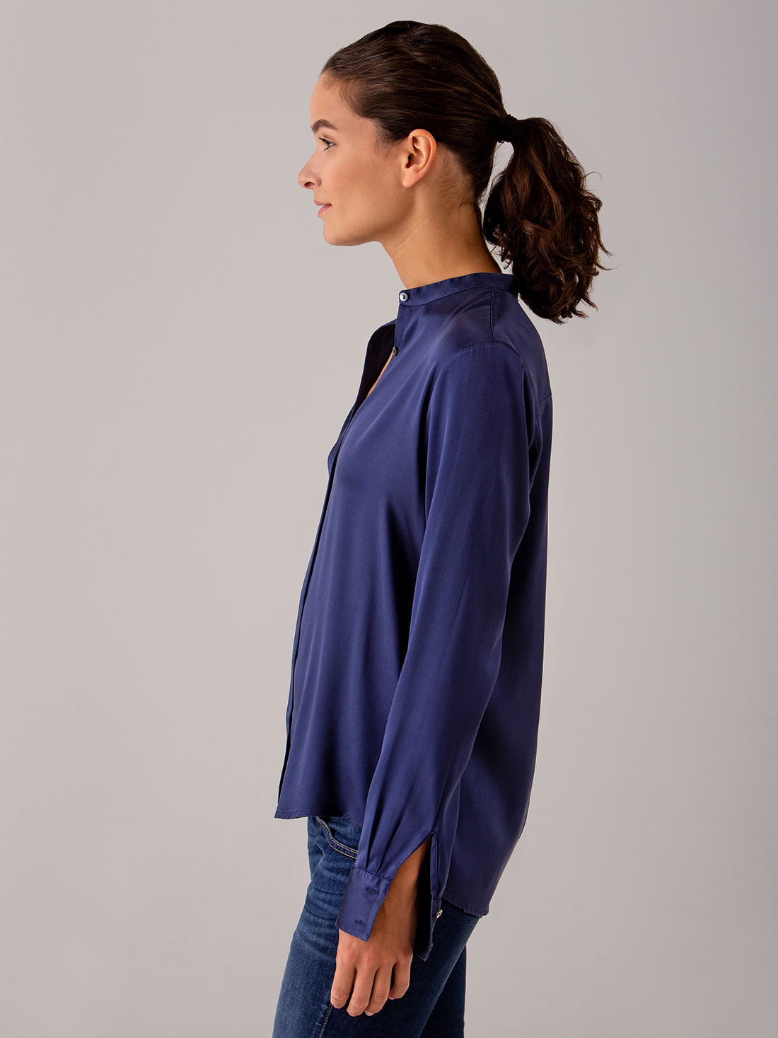 Detailansicht von Seidenbluse mit verdeckter Knopfleiste von HER SHIRT