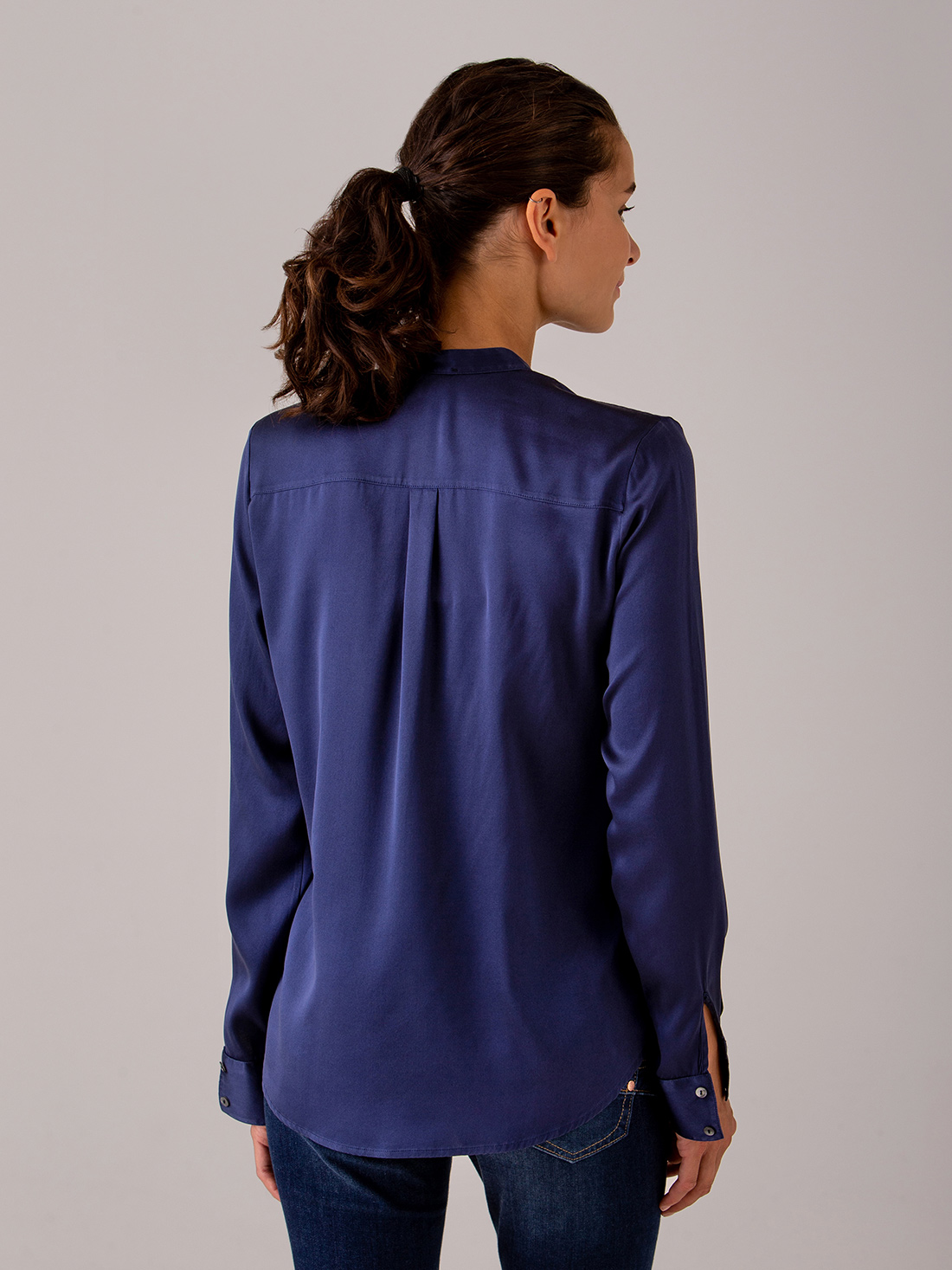 Detailansicht von Seidenbluse mit verdeckter Knopfleiste von HER SHIRT