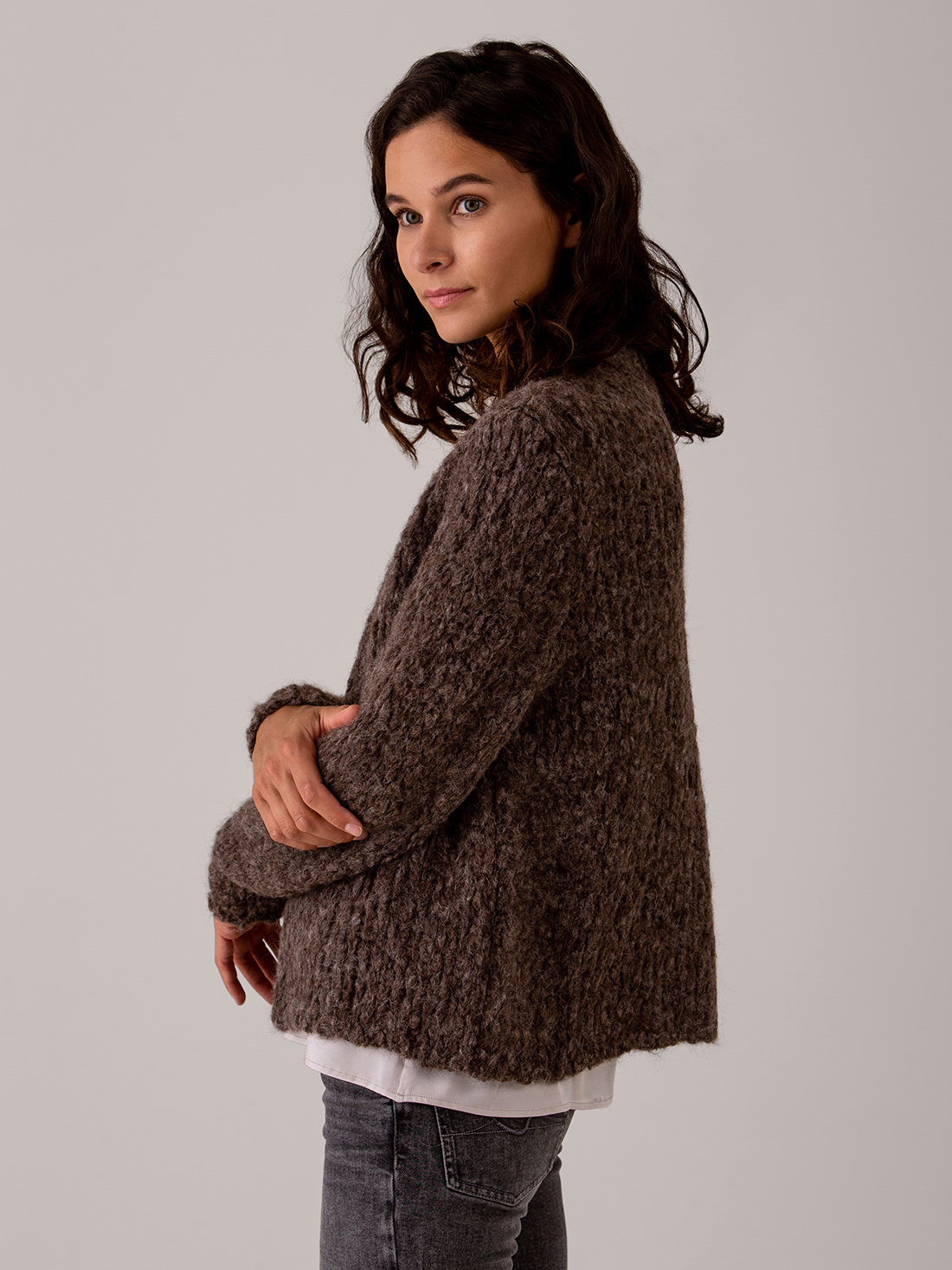 Detailansicht von Cardigan aus Alpakawolle von SIBIN LINNEBJERG