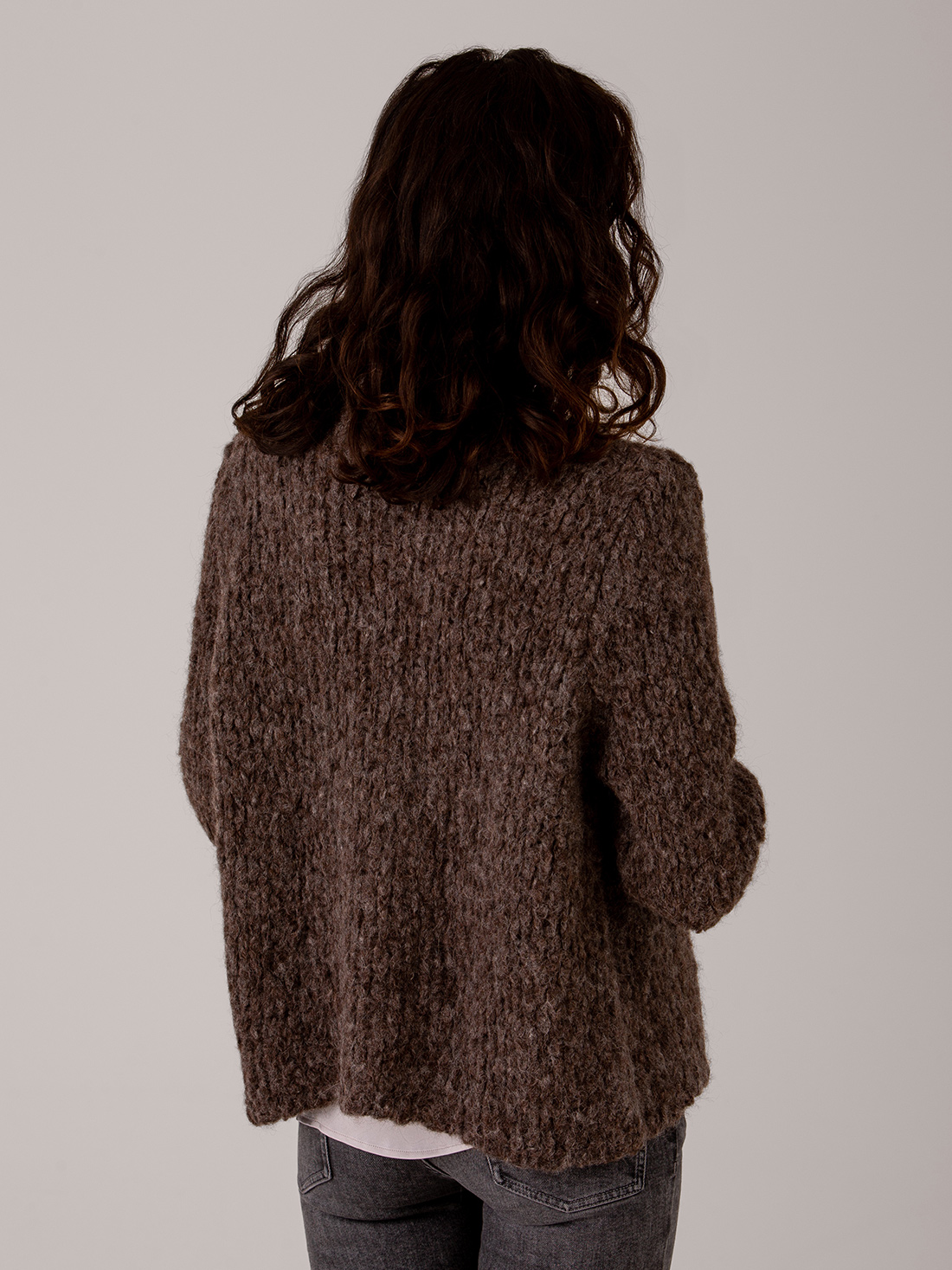 Detailansicht von Cardigan aus Alpakawolle von SIBIN LINNEBJERG