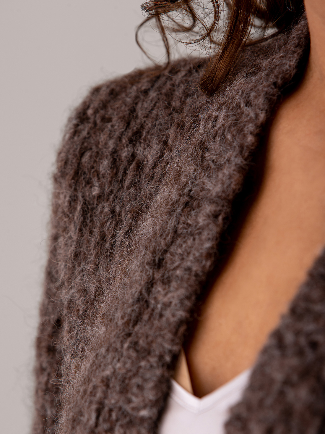 Detailansicht von Cardigan aus Alpakawolle von SIBIN LINNEBJERG