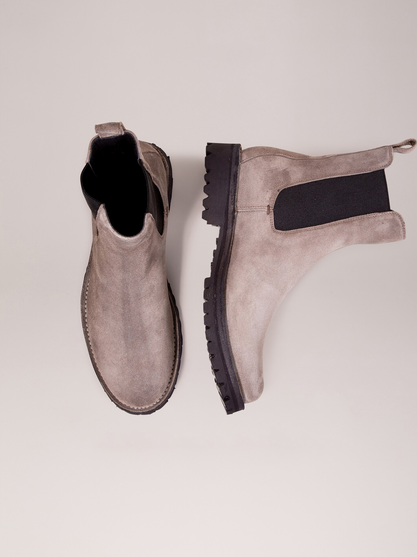 Detailansicht von Chelsea-Boots aus Veloursleder von OFFICINE CREATIVE