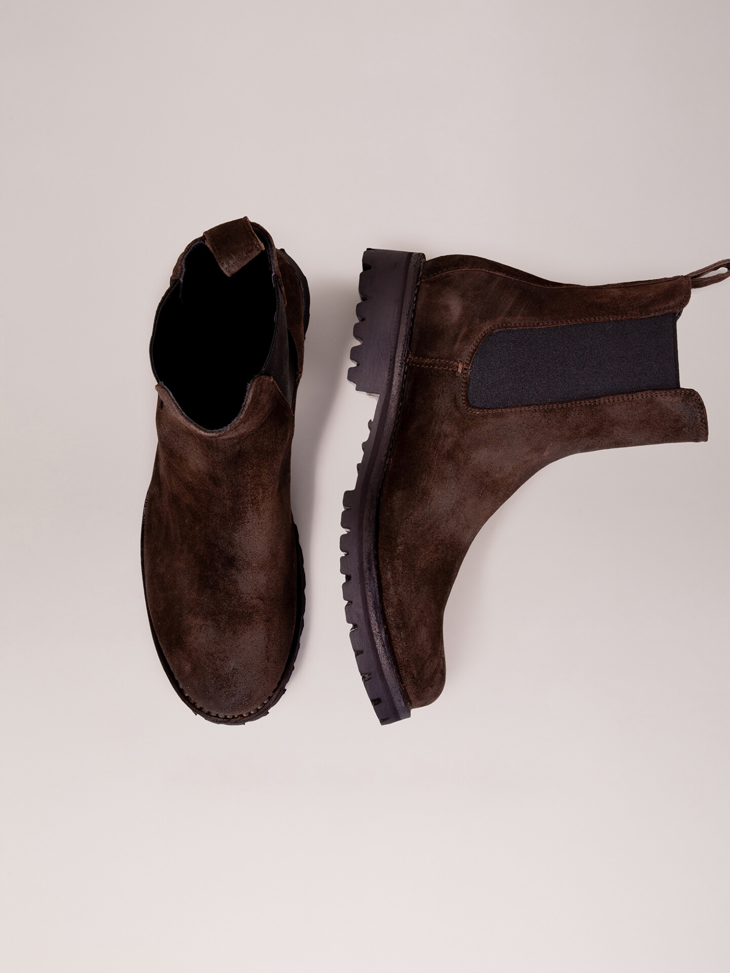 Detailansicht von Chelsea-Boots aus Veloursleder von OFFICINE CREATIVE