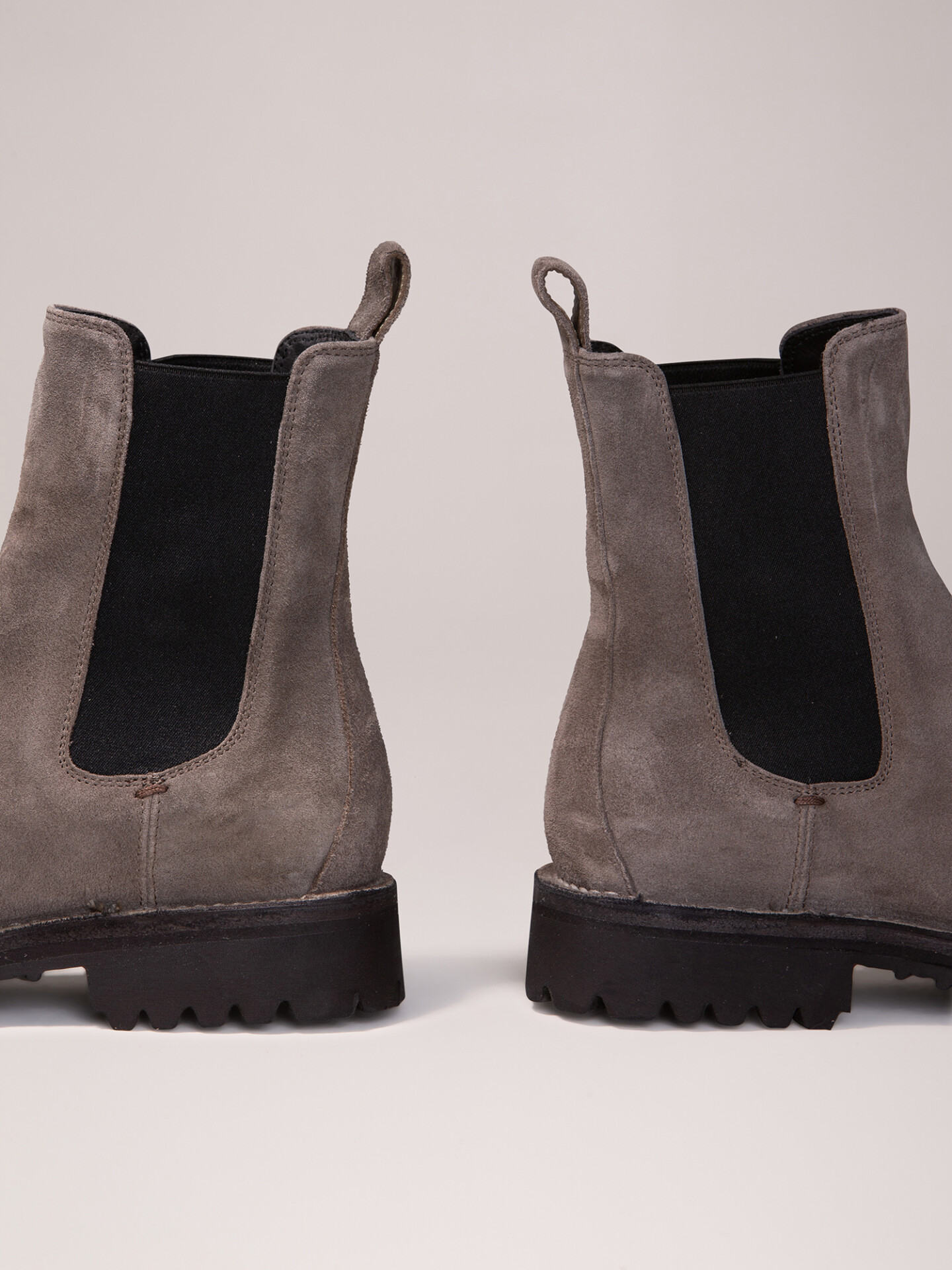 Detailansicht von Chelsea-Boots aus Veloursleder von OFFICINE CREATIVE