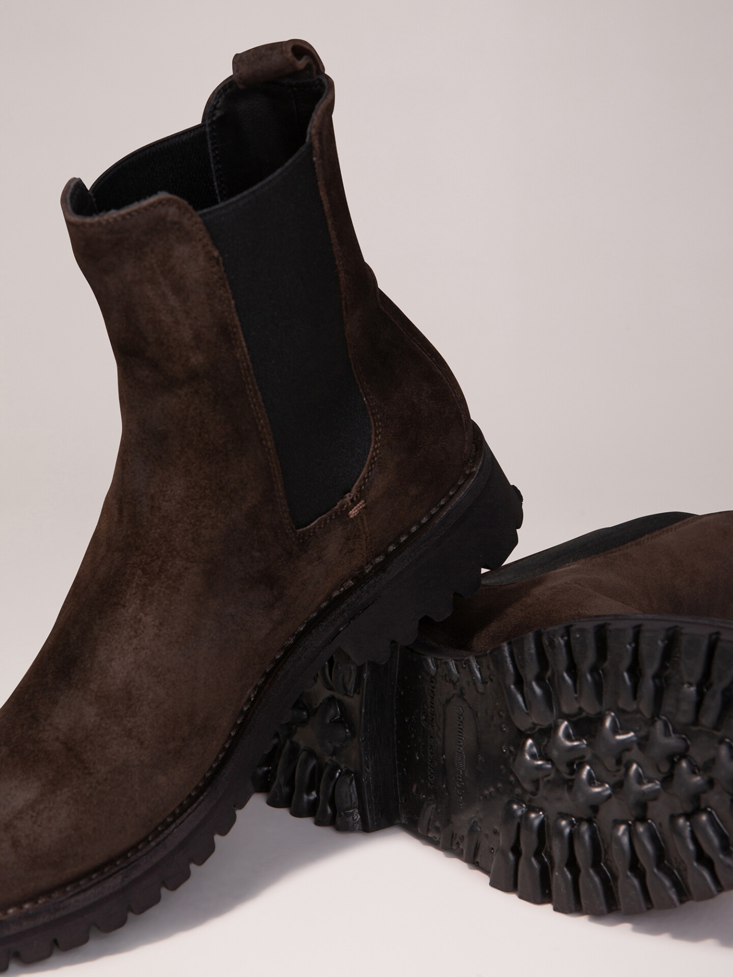 Detailansicht von Chelsea-Boots aus Veloursleder von OFFICINE CREATIVE
