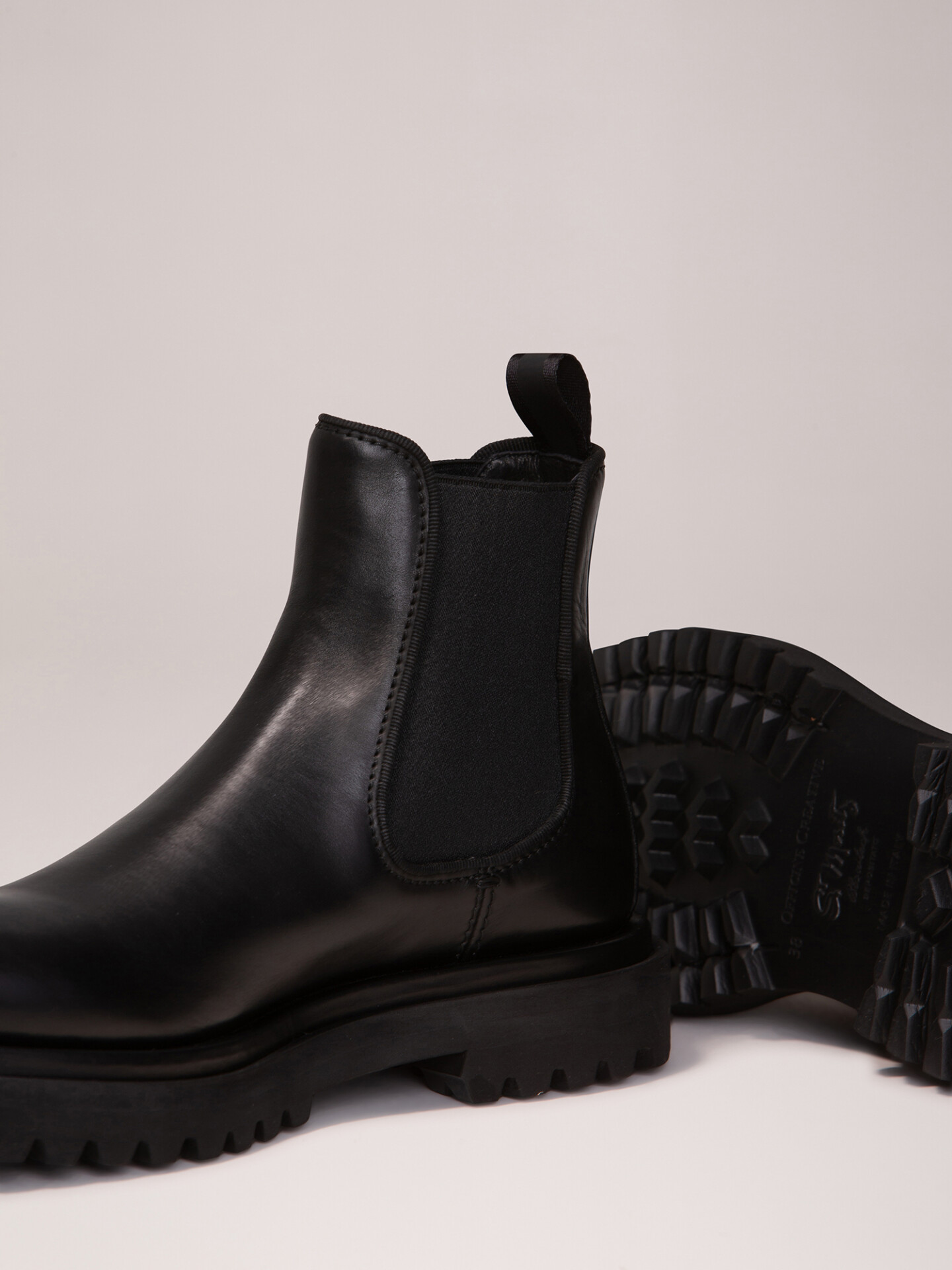 Detailansicht von Chelsea-Boots aus Leder von OFFICINE CREATIVE
