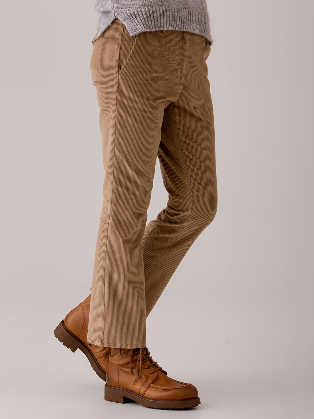 Detailansicht von Ankle Hose aus Cord von NINE IN THE MORNING