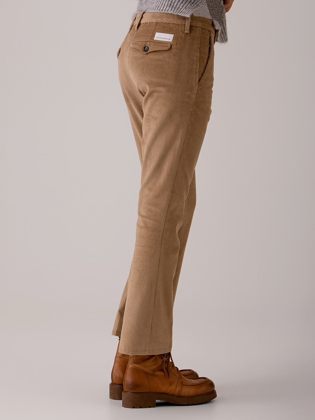 Detailansicht von Ankle Hose aus Cord von NINE IN THE MORNING