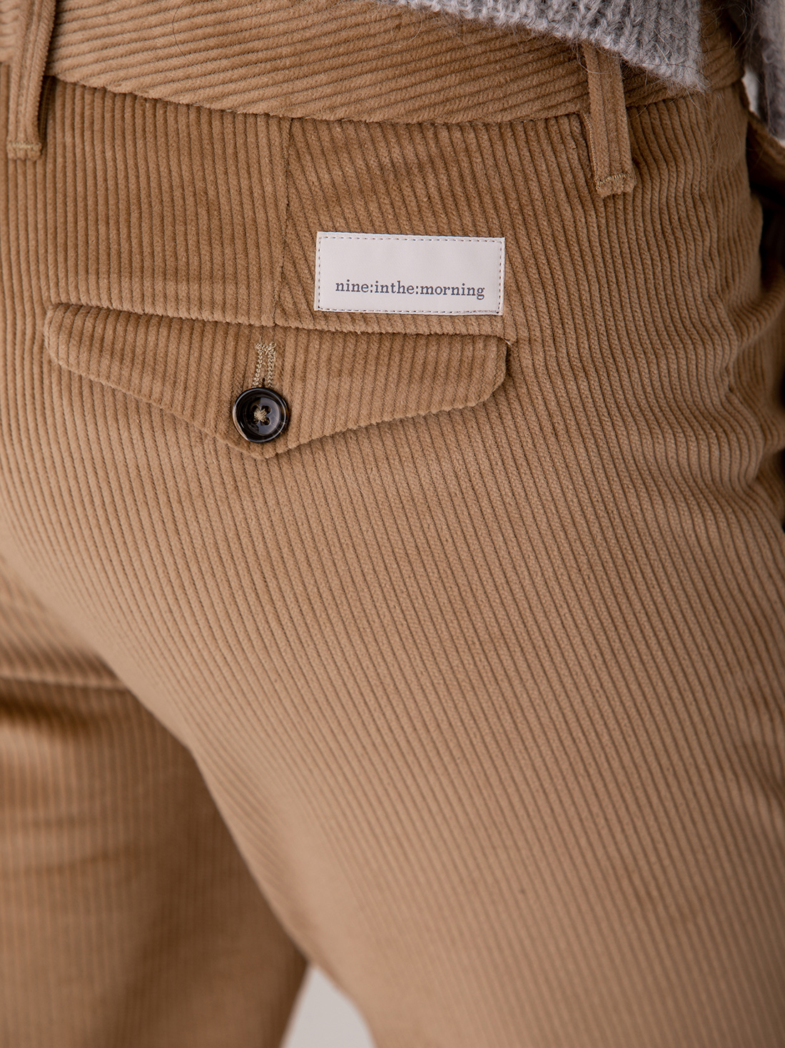 Detailansicht von Ankle Hose aus Cord von NINE IN THE MORNING