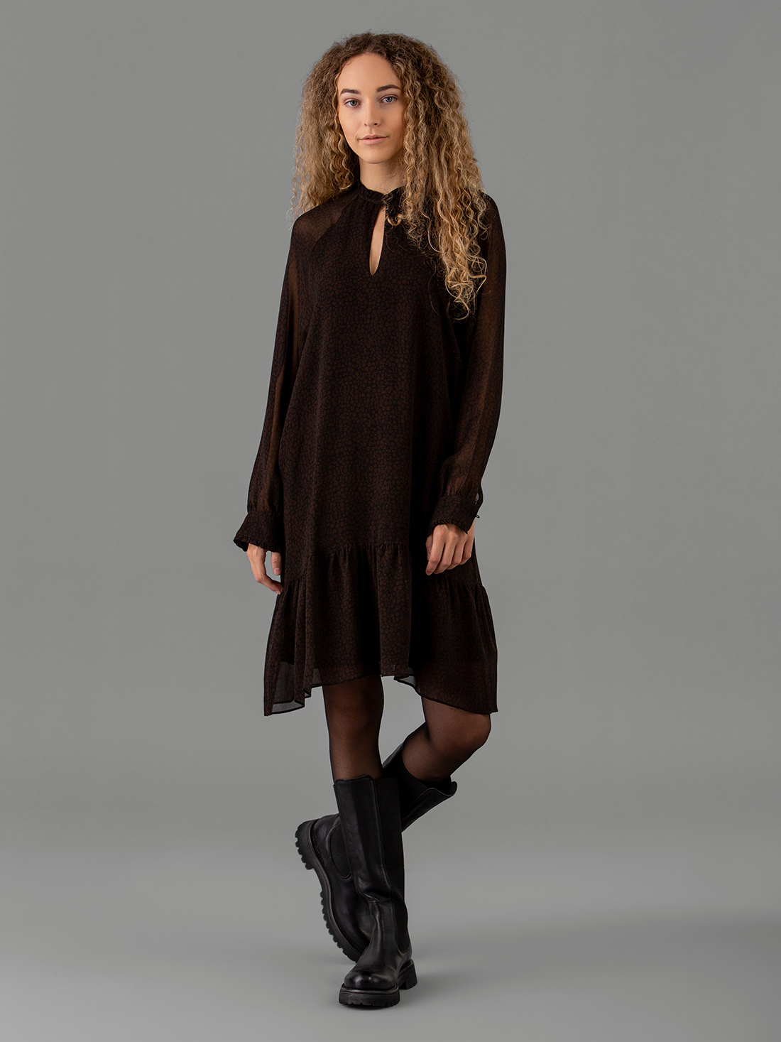 Detailansicht von Midi-Blusenkleid von IHEART