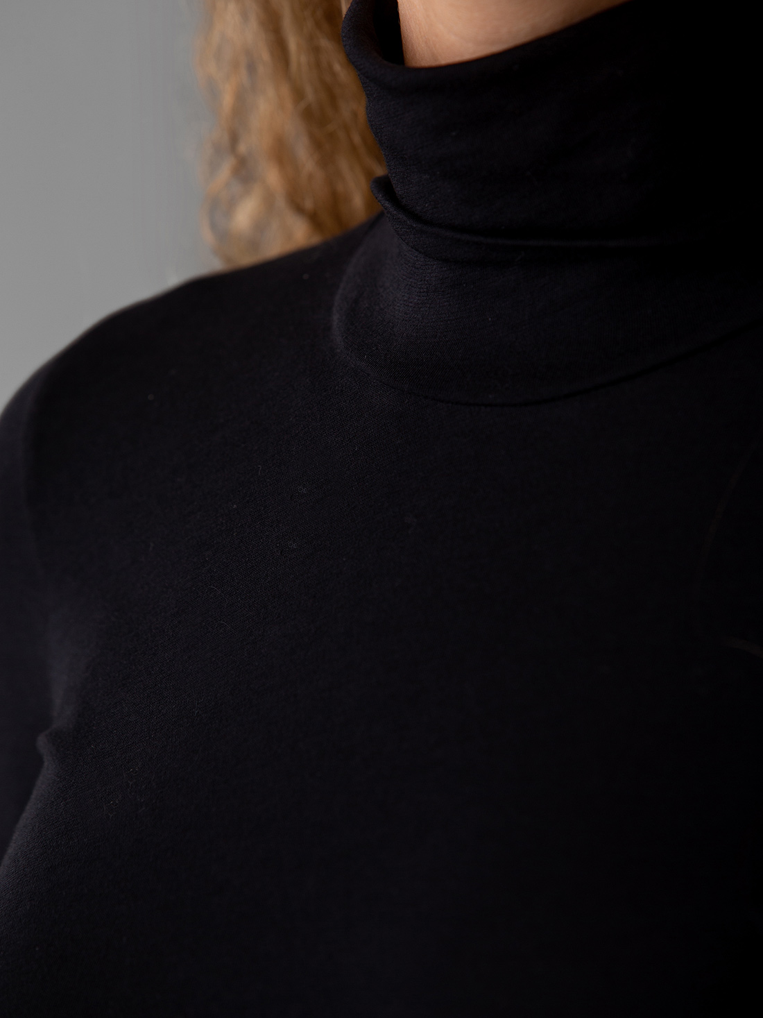 Detailansicht von Rollkragenshirt aus Baumwolle von LIS LAREIDA