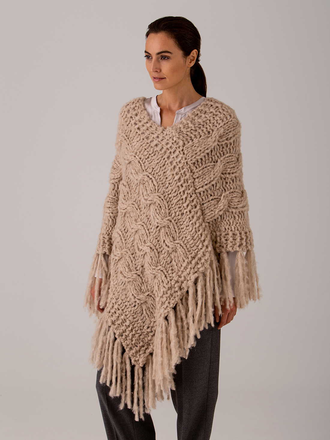 Detailansicht von Poncho aus Cashmere von ELLA SILLA