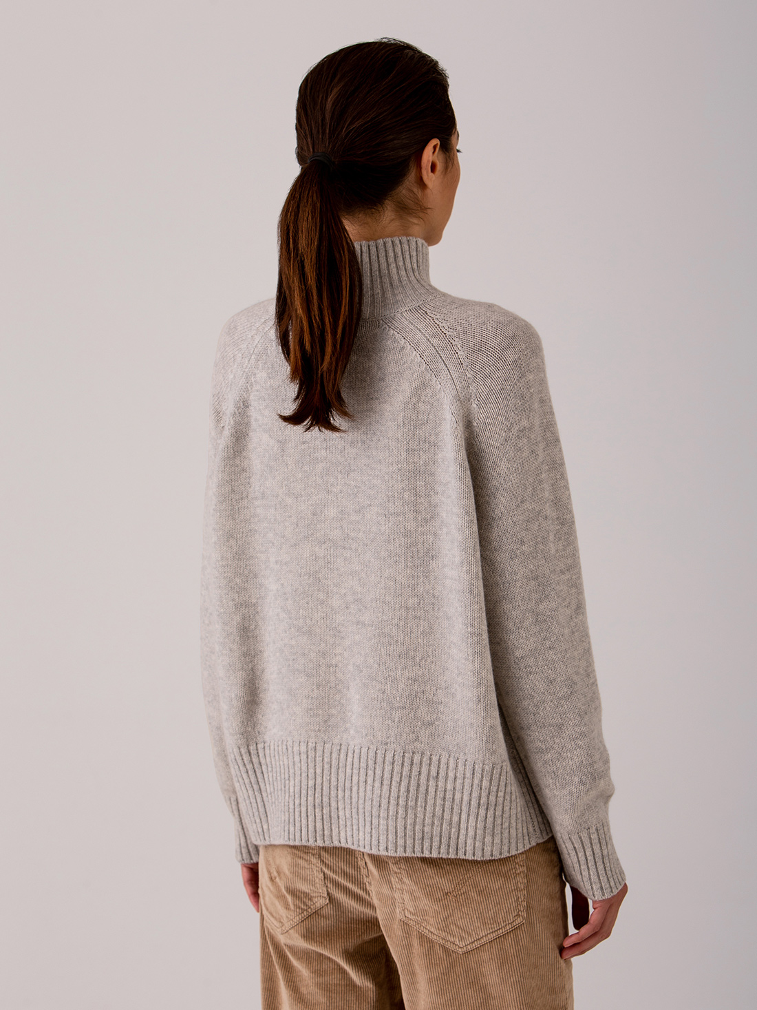 Detailansicht von Turtleneck Pullover aus Schurwolle von ALLUDE