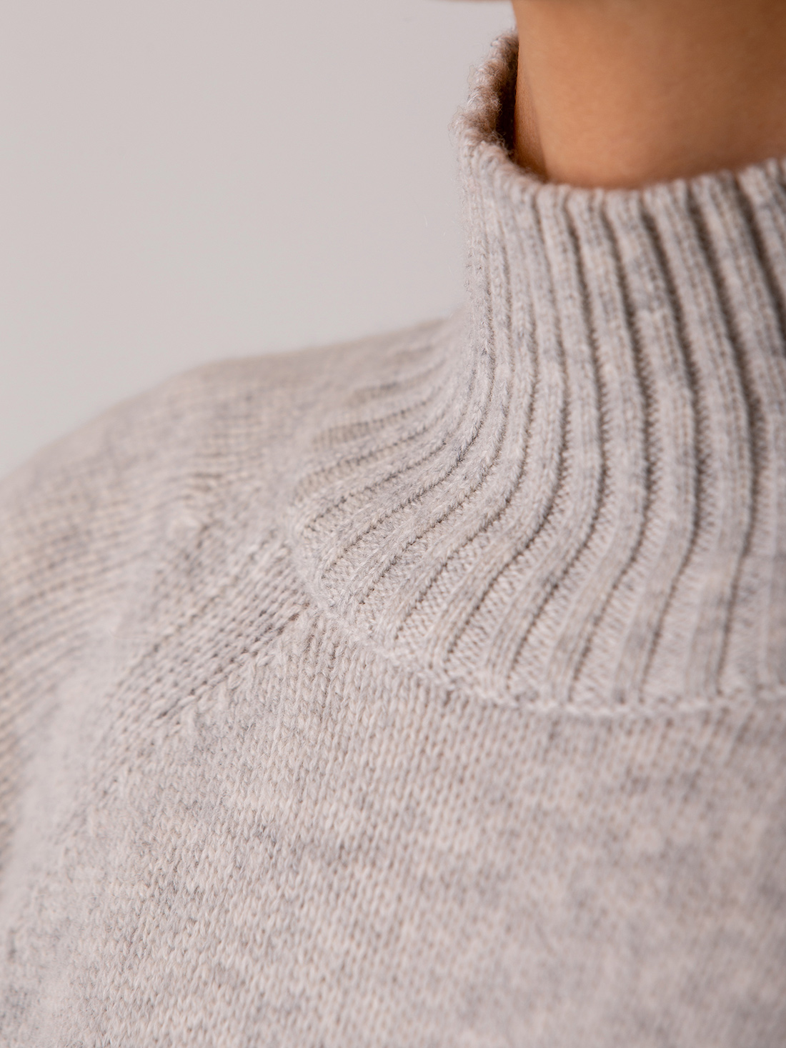Detailansicht von Turtleneck Pullover aus Schurwolle von ALLUDE