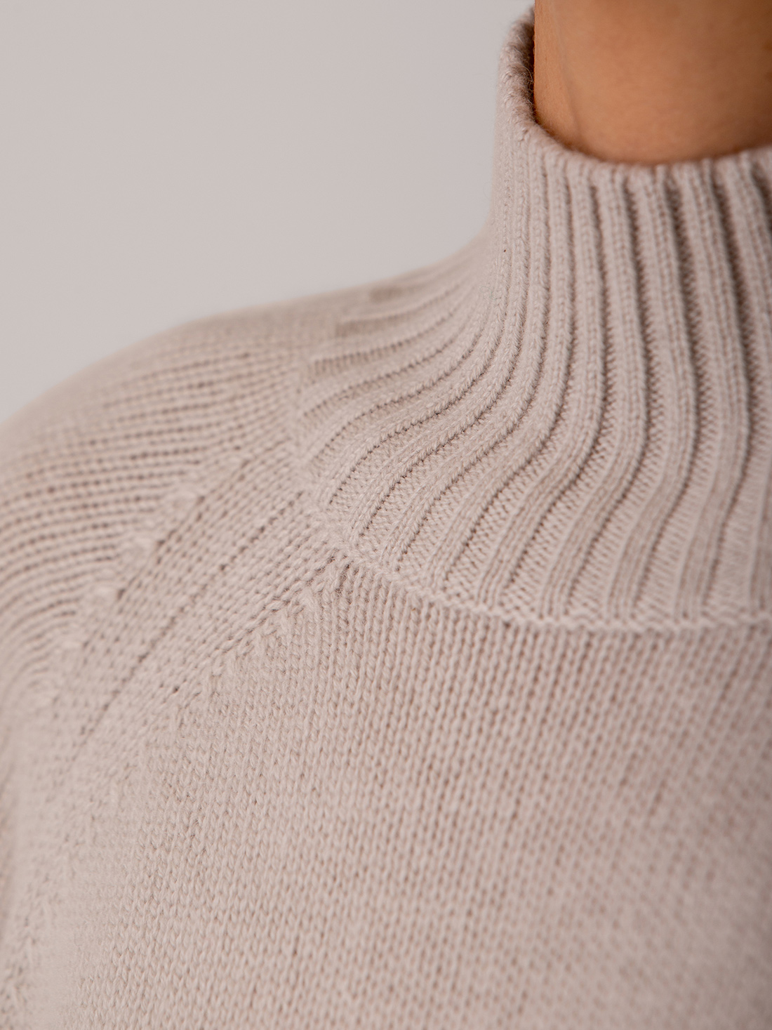 Detailansicht von Turtleneck Pullover aus Schurwolle von ALLUDE