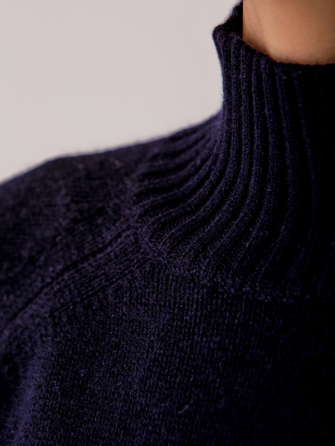 Detailansicht von Turtleneck Pullover aus Schurwolle von ALLUDE